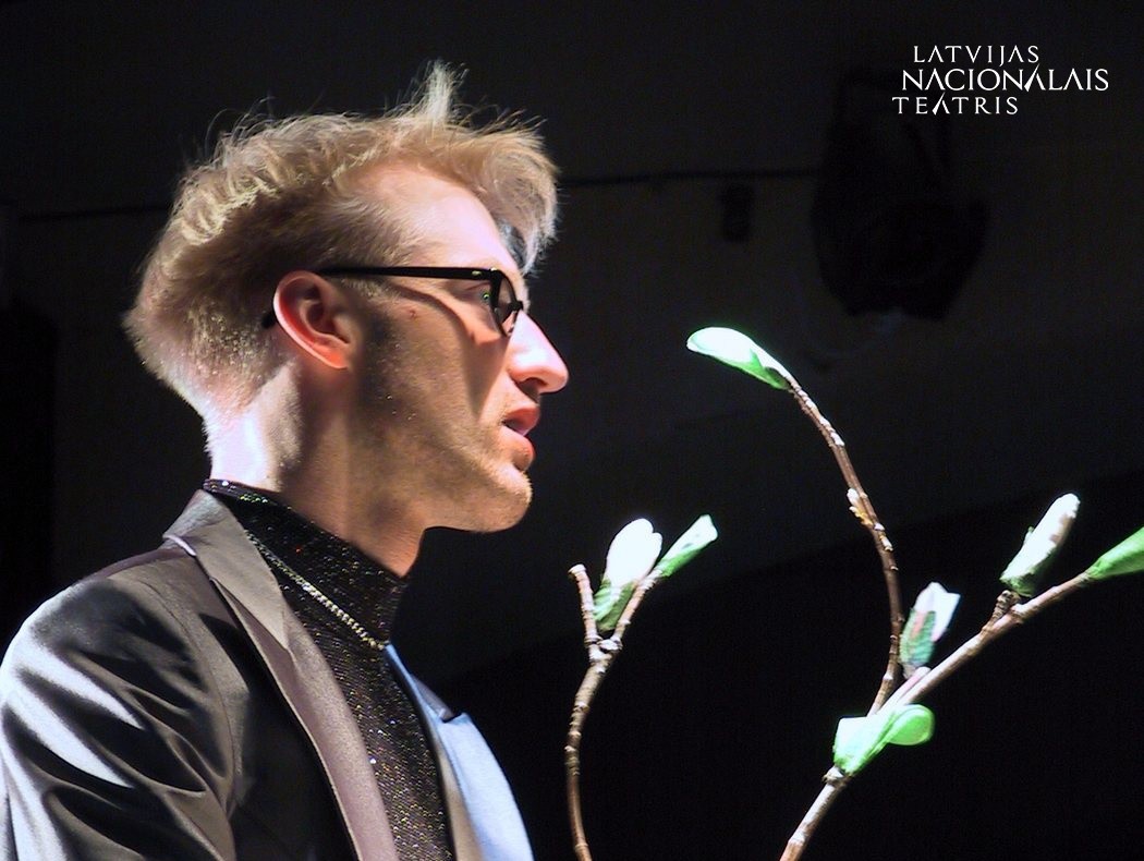 Aktieris Ivars Stonins lomā Žiljēns izrādē "Magnolijas" (2002) // Foto - Latvijas Nacionālā teātra arhīvs