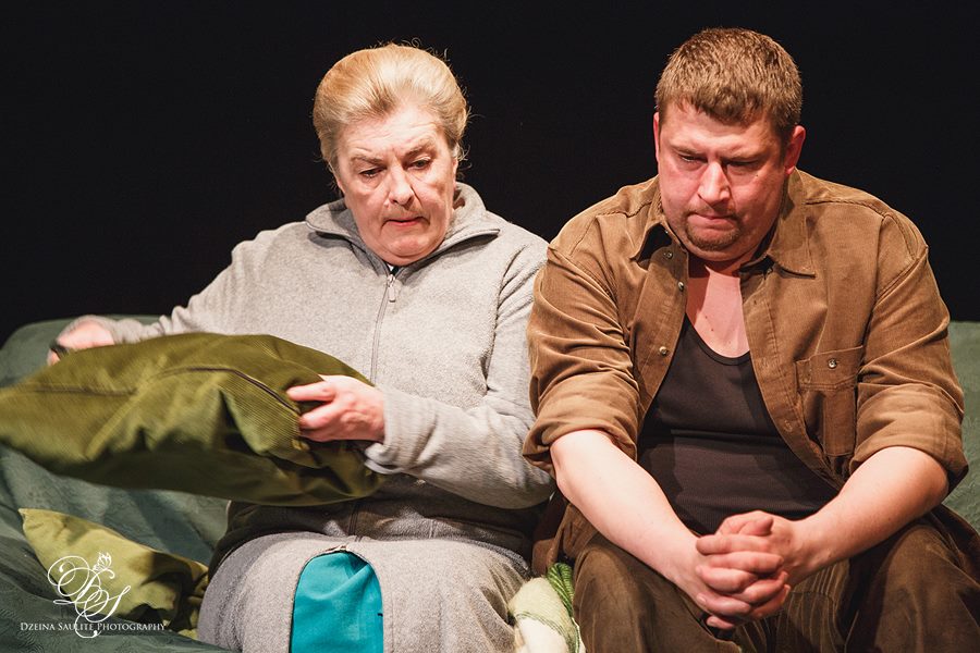 Vera Hramņikova un Ritvars Gailums izrādē "Svešie svētki" // Foto – Džeina Saulīte