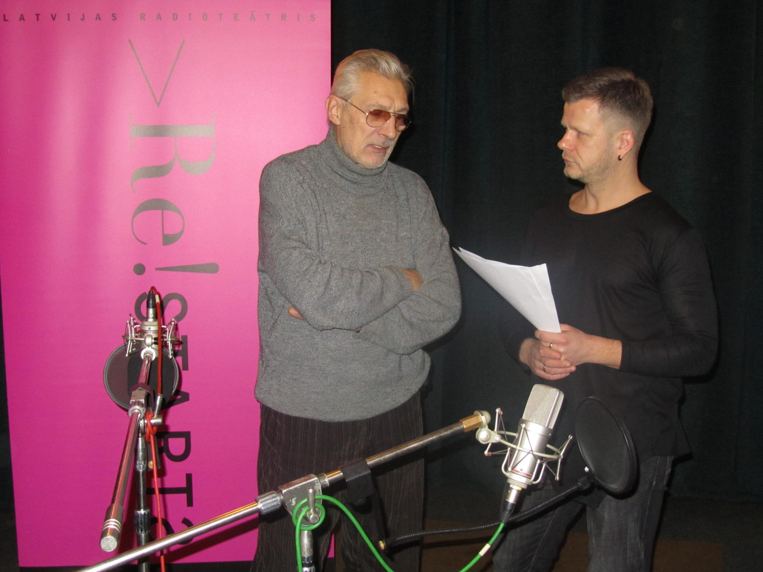 Latvijas Radioteātra režisori Zigurds Neimanis (seriāls "Starpbrīdis") un Kārlis Anitēns (seriāls "Konteksti") // Latvijas Radio publicitātes foto