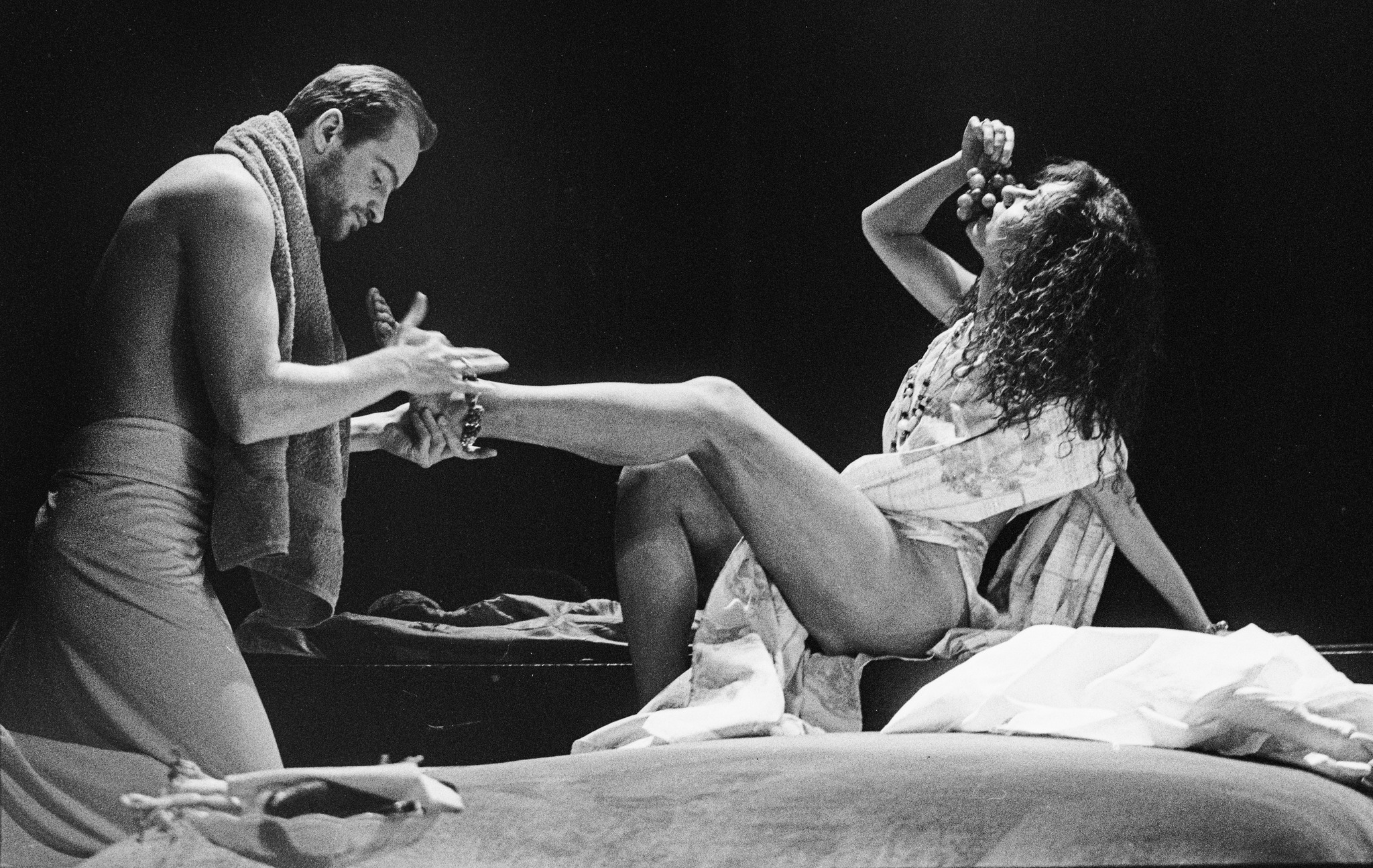 Lorāns – Ģirts Ķesteris, Terēza – Indra Briķe Dailes teātra izrādē "Terēza Rakēna" (1996) // Foto – Jānis Deinats