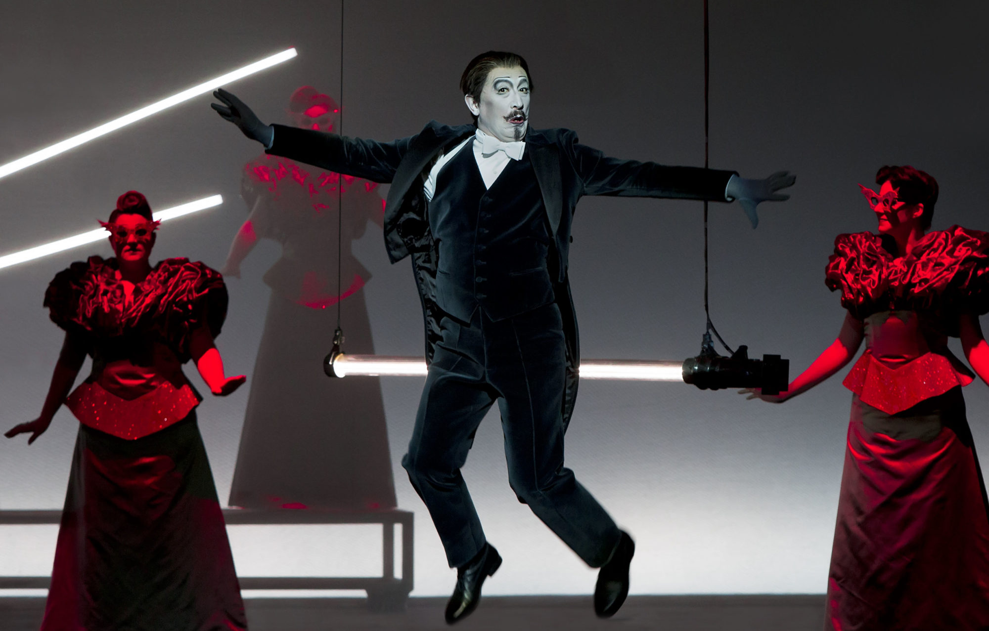Skats no Džezupes Verdi operas "Traviata" uzveduma Lincas muzikālajā teātrī (rež. Roberts Vilsons, 2015) // Publicitātes foto
