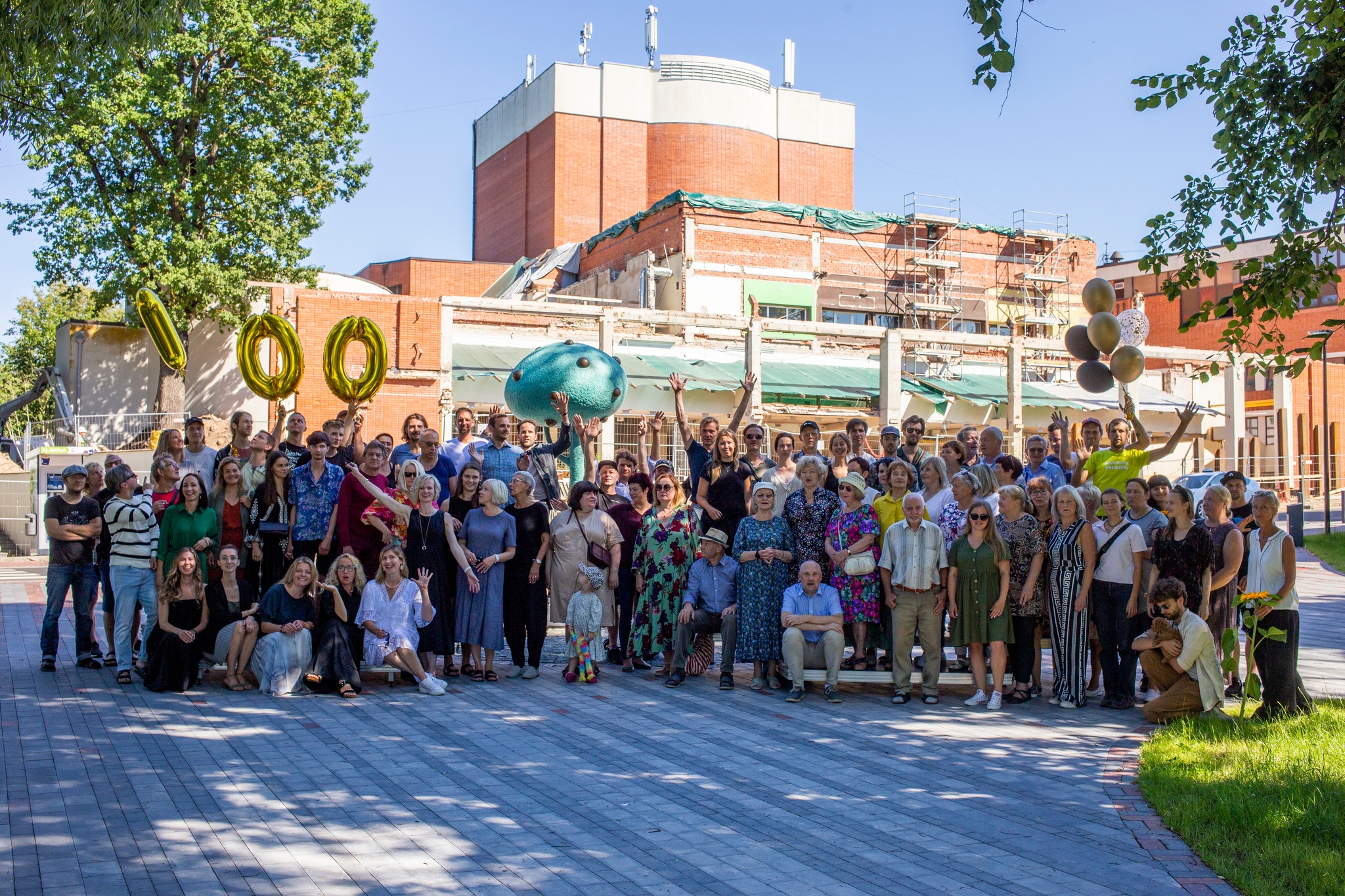 Valmieras Drāmas teātra 2022./2023. gada sezonas atklāšanas kopbilde // Foto - Jānis Šatrovskis