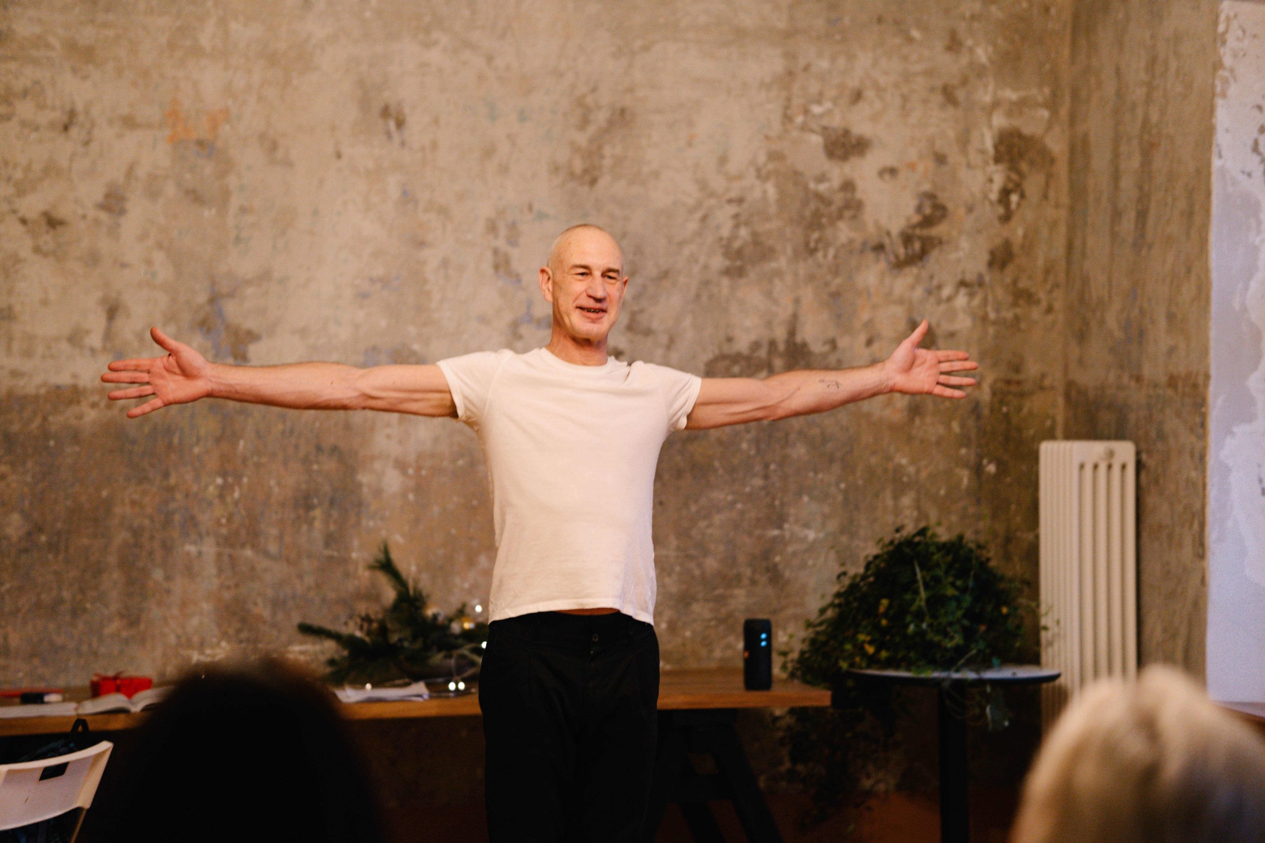 Skats no Ģirta Krūmiņa monoizrādes "Vientuļās planētas sala" (2023, Ģertrūdes ielas teātris, KatlZ) // Foto – Annija Mangale