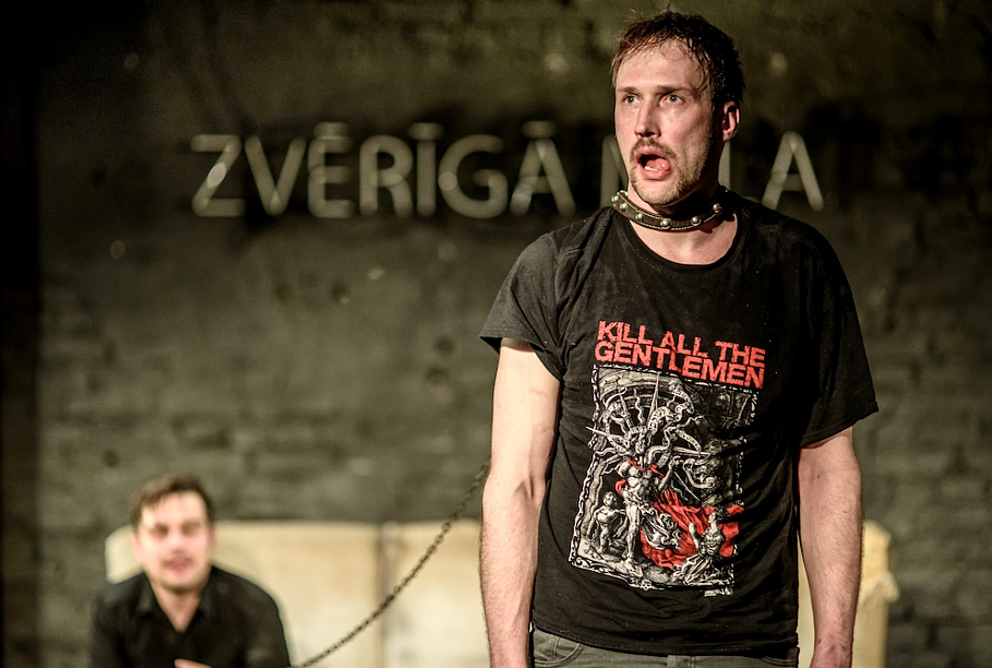 Klāvs Mellis un Ivars Krasts izrādē "Zvērīgā mīla" // Foto – Jānis Amoliņš