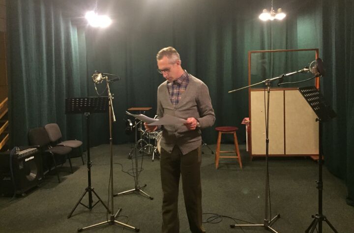 Aktieris Ģirts Krūmiņš radioteātra iestudējuma "Zalša līgava" ierakstā // Foto – Ilze Zveja