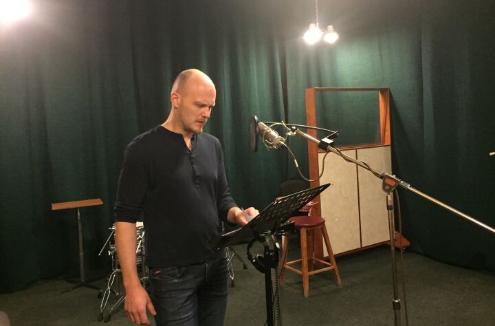 Aktieris Gundars Grasbergs radioteātra iestudējuma "Zalša līgava" ierakstā // Foto – Ilze Zveja