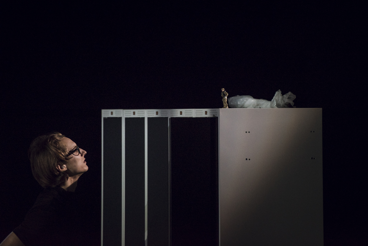 Skats no izrādes "Zēni" (2017, rež. D. Petrenko). Benijs – Niklāvs Kurpnieks // Foto – Daiga Geidmane