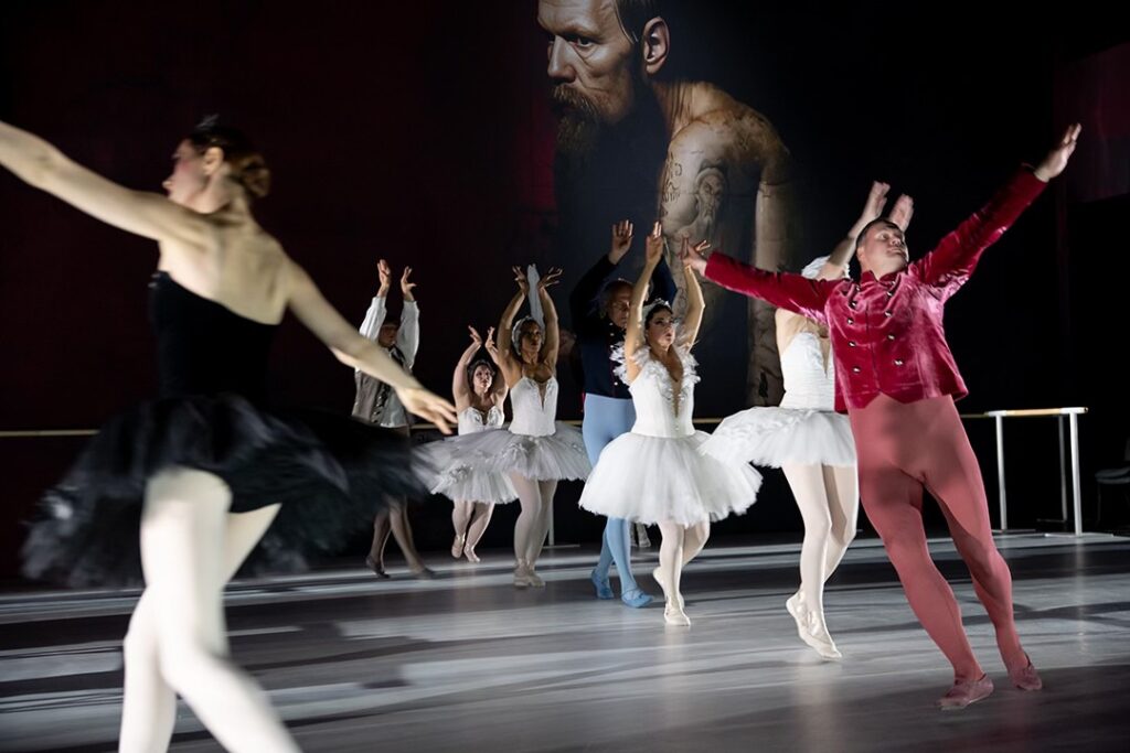 Skats no JRT izrādes "Melnais gulbis" teātra festivālā "Kontakts" Toruņā