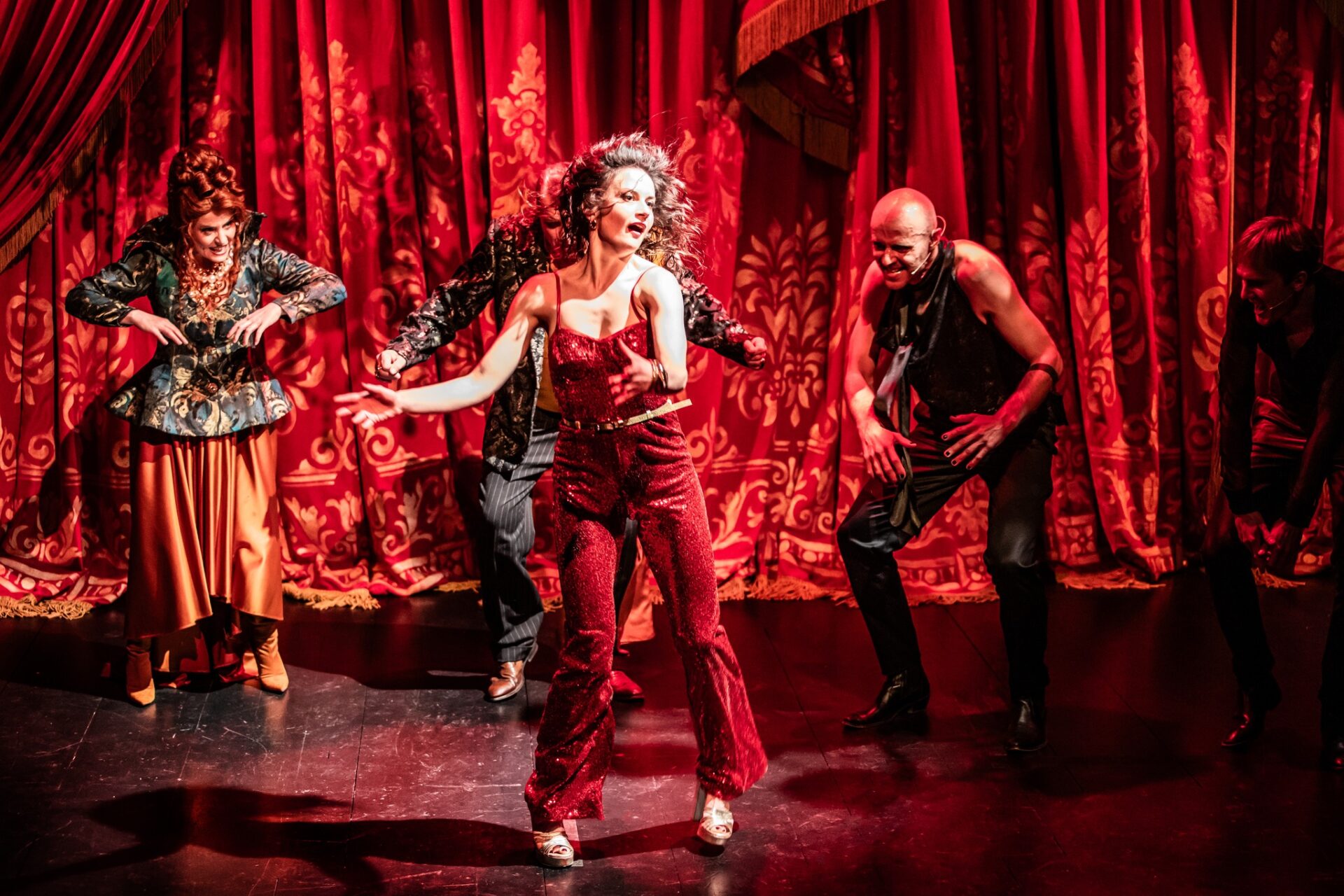 Skats no "Teatr Wybrzeže" (Gdaņska, Polija) izrādes "Ivonna, Burgundijas princese" (rež. Adams Ožehovskis) // Foto – Natalia Kabanow