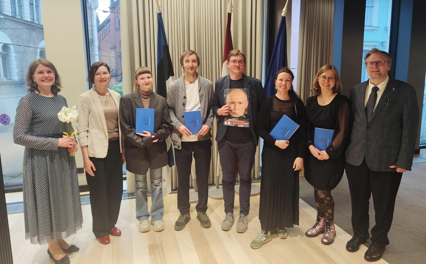 Grāmatas atvēršanas svētki Igaunijas vēstniecībā Rīgā 2025. gada maijā. No kreisās: tulkotāja Daila Ozola, Igaunijas Teātra aģentūras vadītāja Kirstena Simmo, igauņu dramaturgi Henelīsa Notone, Pāvo Pīks, Mehiss Pihla un Pireta Jāksa, Igaunijas Teātra aģentūras literārās daļas vadītāja Heidi Ādma, izdevējs Contra // Foto no Igaunijas Teātra aģentūras arhīva