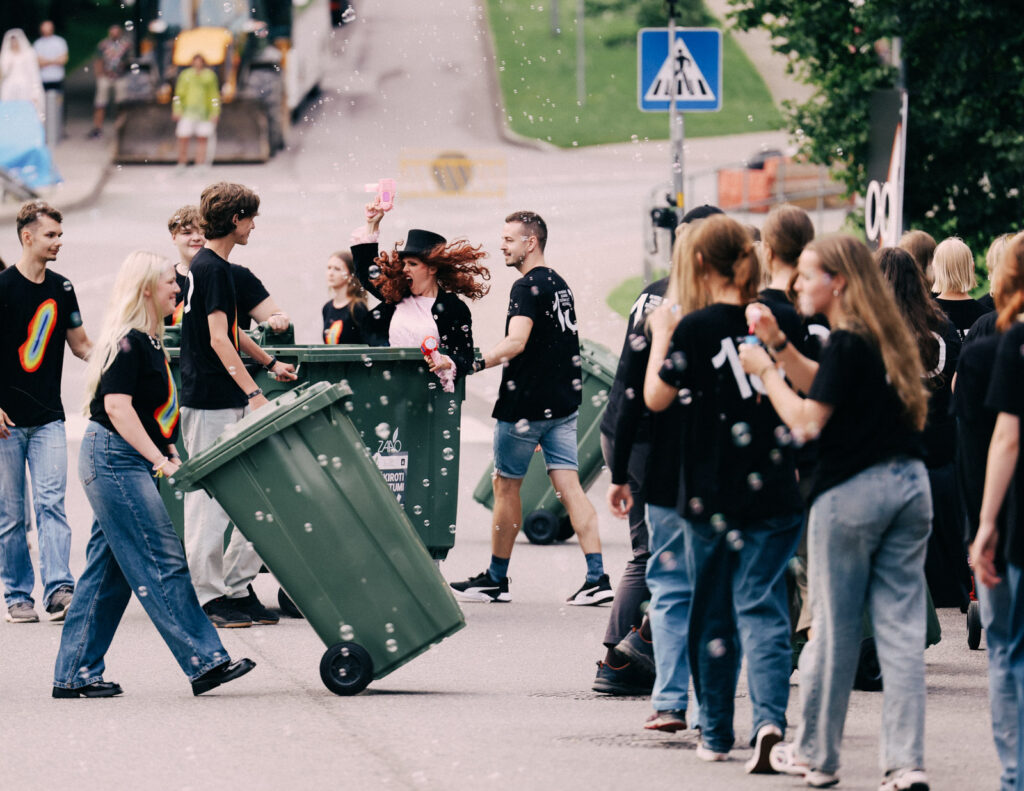 Skats no dzimšanas dienas pop-up svinībām "Desmit reizes vasara"