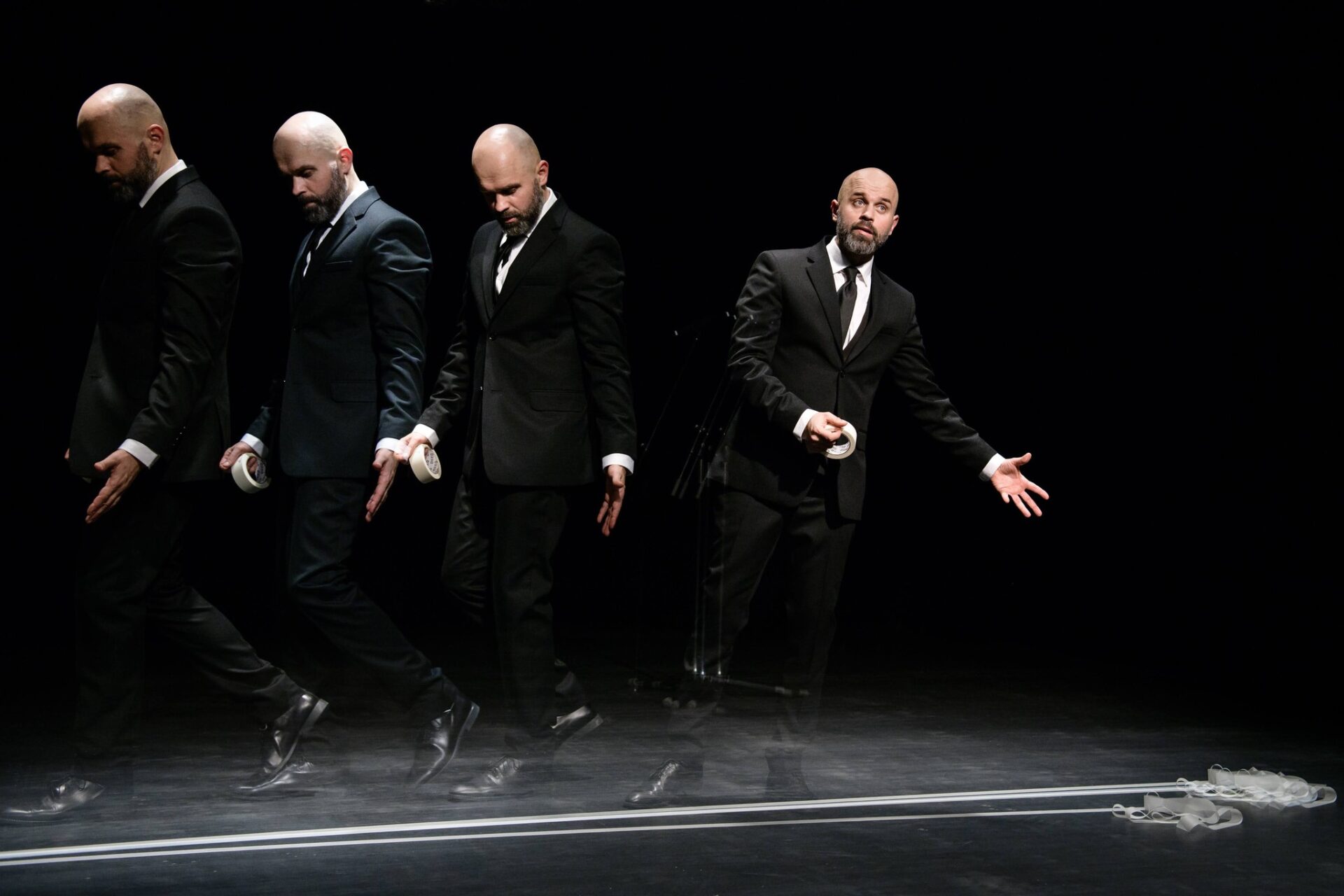 Skats no Justa Terteļa monoizrādes “Tas pāries” ("Teatras atviras ratas", Lietuva) // Foto – Laura Vansevičienė