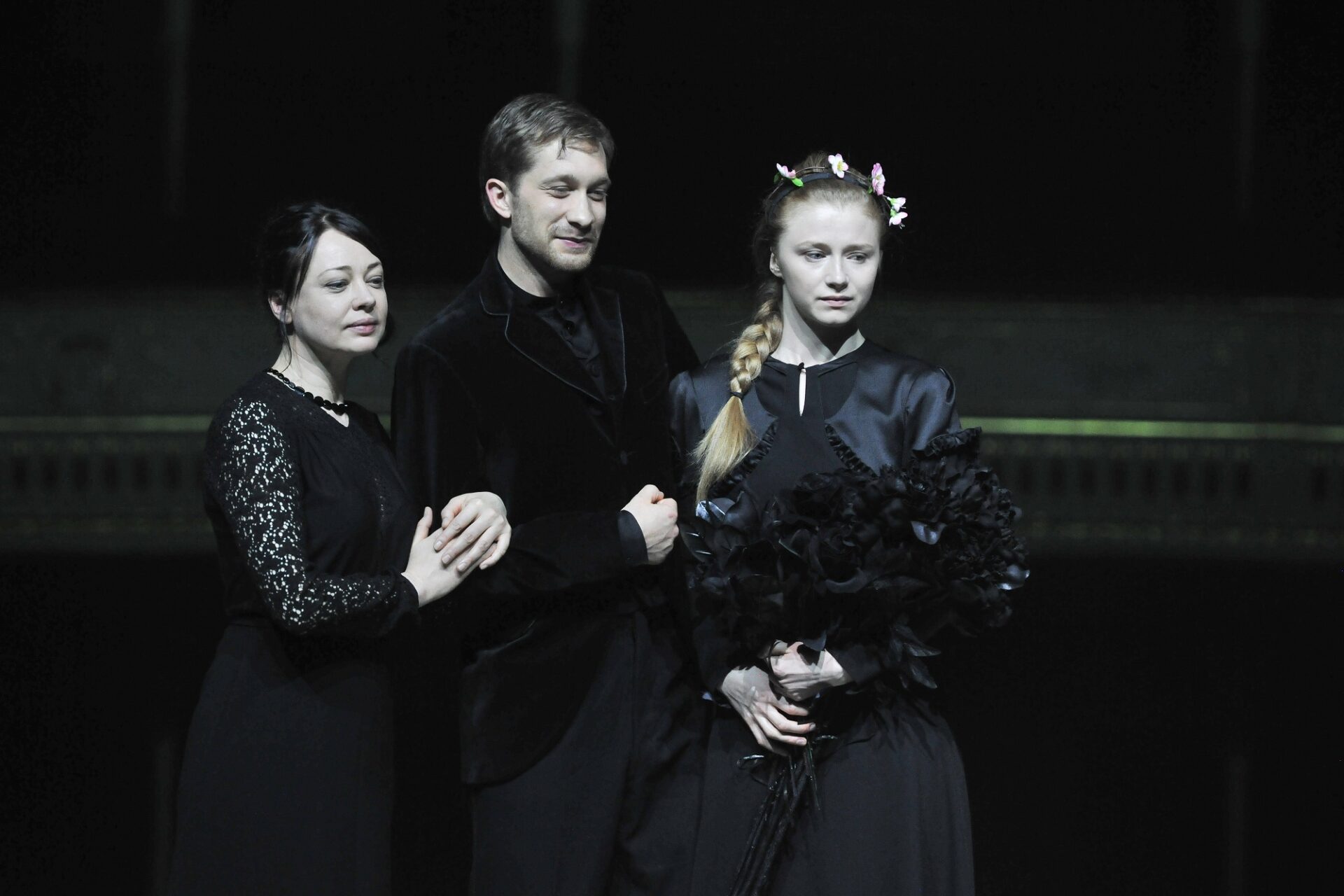 Skats no izrādes "Asins kāzas" (2018, rež. Vladislavs Nastavševs). Daiga Kažociņa – Māte, Romāns Bargais – Līgavainis, Agnese Budovska – Līgava // Foto – Kristaps Kalns