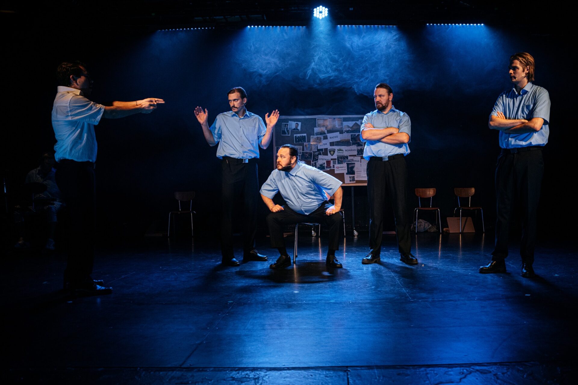 Skats no "Dirty Deal Teatro" izrādes "Alfas" (2024, rež. Valters Sīlis) // Foto – Aivars Ivbulis