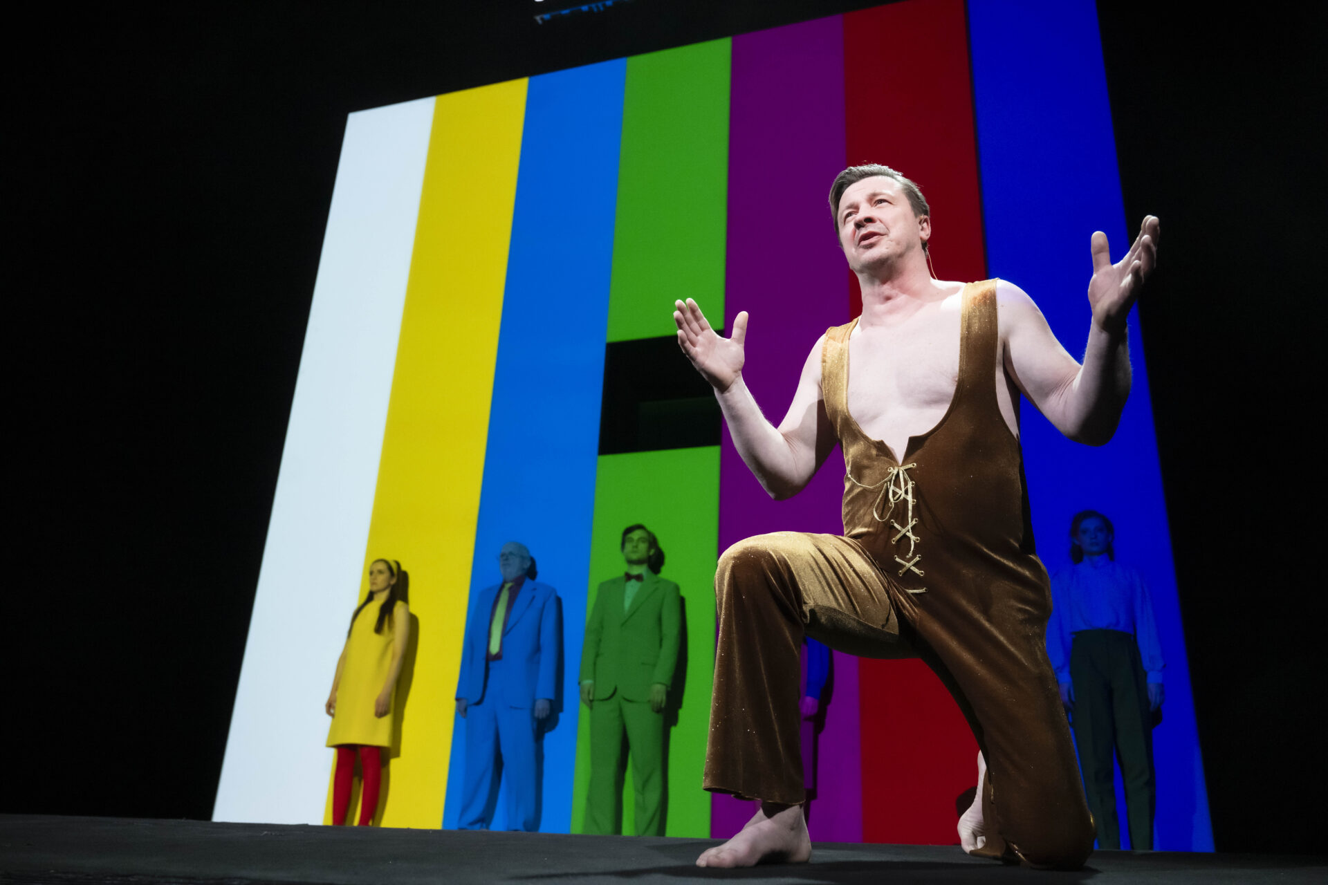 Skats no Latvijas Nacionālā teātra izrādes "Nacionālais kanāls" (2025, rež. Matīss Kaža) // Foto – Kristaps Kalns