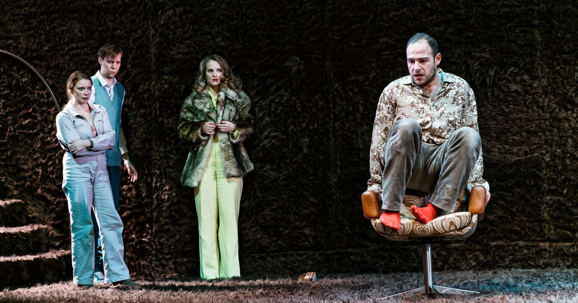 Skats no Berlīnes "Schaubühne" izrādes "Nachtland" (2022, rež. Mariuss fon Maienburgs) // Foto -