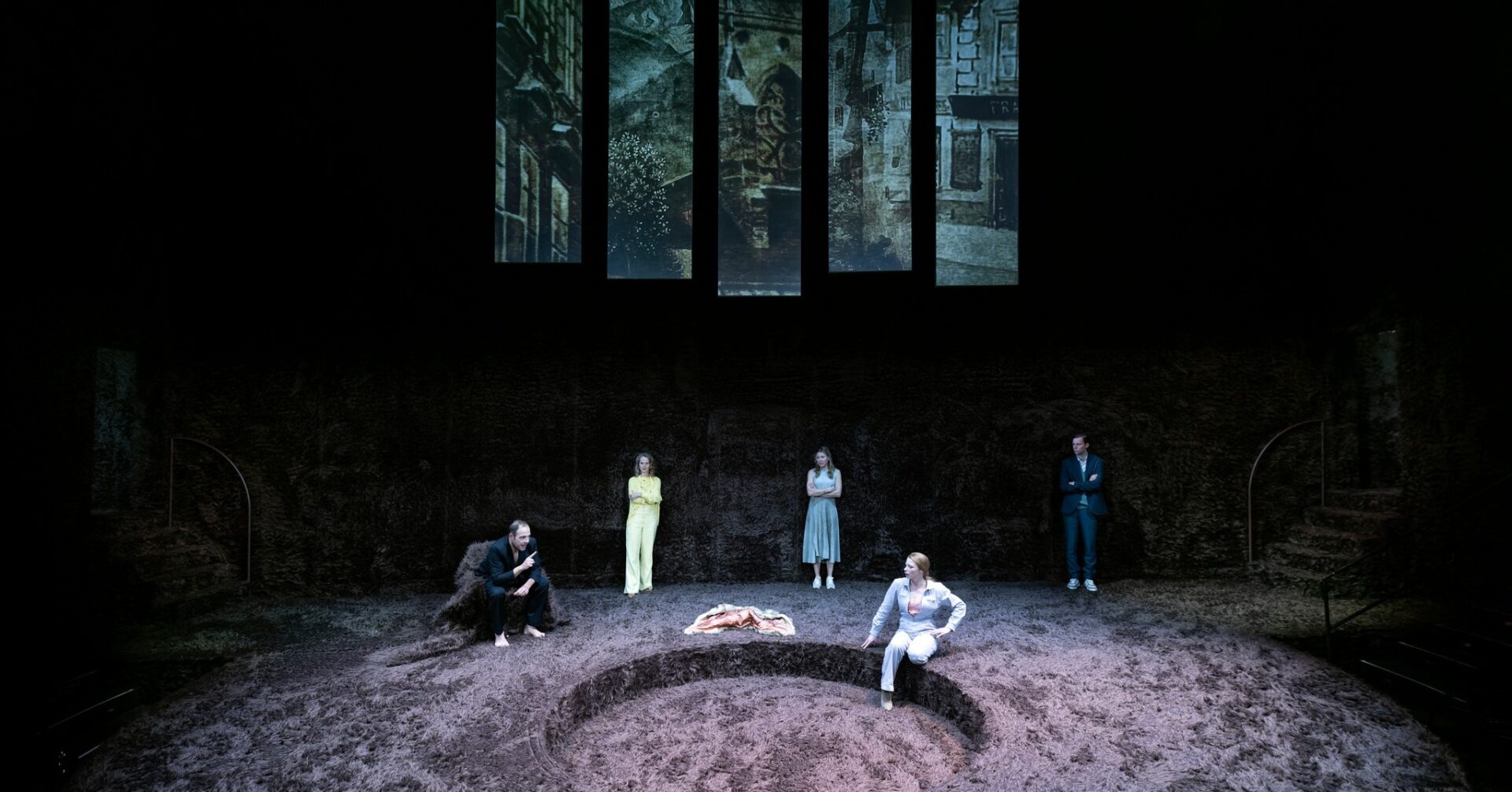 Skats no Berlīnes "Schaubühne" izrādes "Nachtland" (2022, rež. Mariuss fon Maienburgs) // Foto -