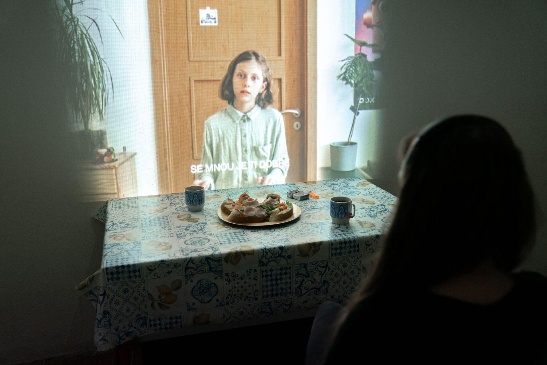 Skats no "Kolektiv Nesladim" izrādes “Realitātes šķelšanās” // Publicitātes foto