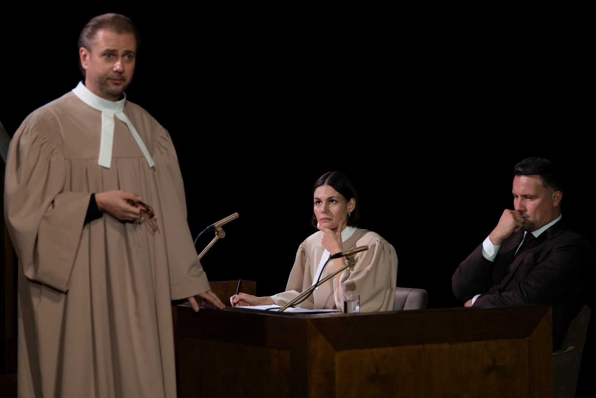 Cietušās advokāts Bīglers – Lauris Subatnieks, apsūdzētā advokāte Breslava – Ieva Segliņa, apsūdzētais Kristians Tīde – Andris Bulis // Foto – Marko Rass