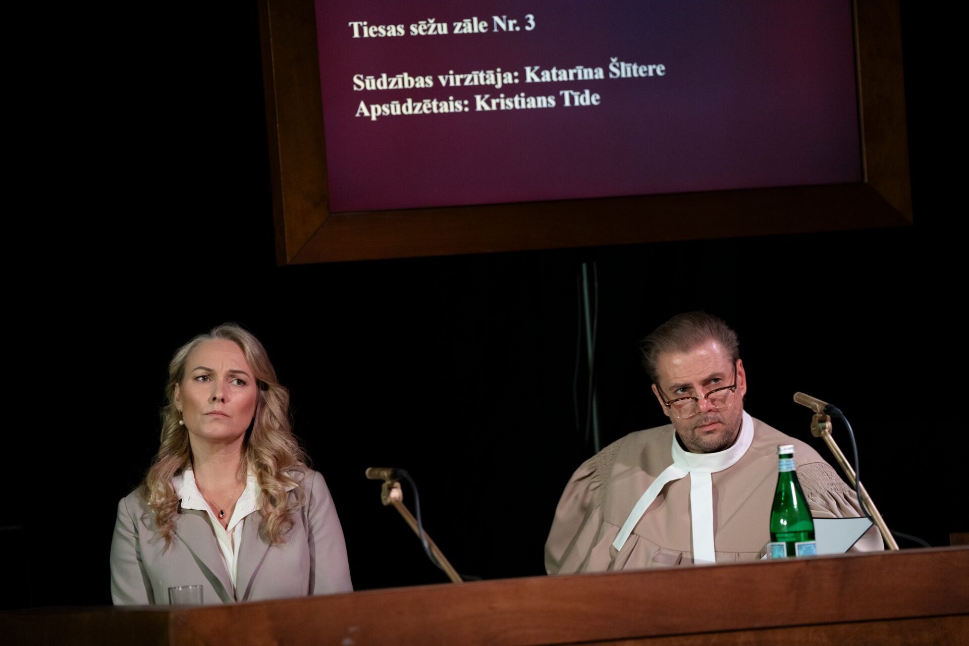 Cietusī Katarīna Šlītere – Kristīne Nevarauska, cietušās advokāts Bīglers – Lauris Subatnieks // Foto – Marko Rass