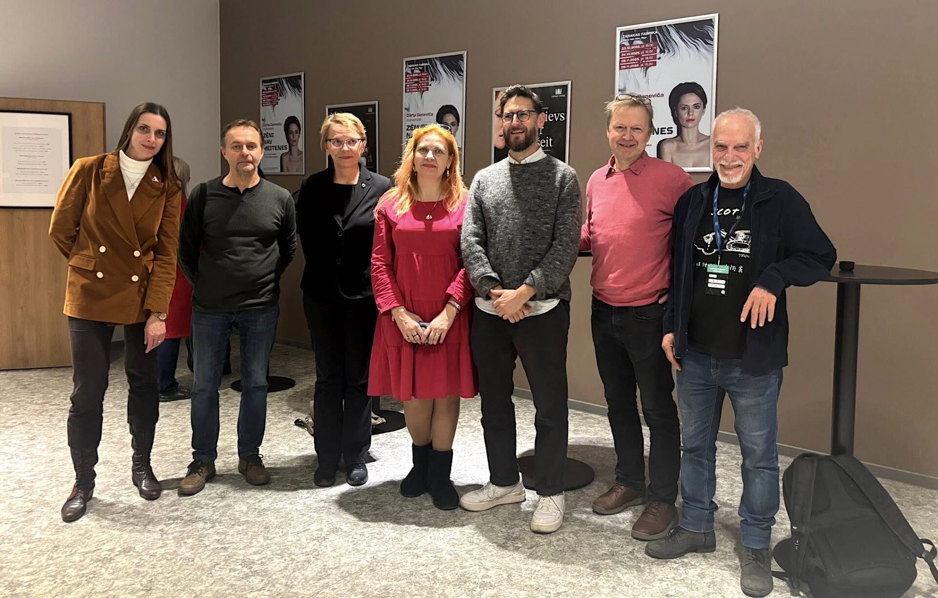 No kreisās: LTDS pārstāve Lauma Mellēna-Bartkeviča, teātra kritiķis Vaids Jaunišķis (Lietuva), teātra zinātniece Anneli Saro (Igaunija), teātra kritiķe un žurnāliste Raluca Radulesku (Rumānija), teātra pētnieks Braiss Līzs (Lielbritānija), režisors Dans Henriksons (Somija), žurnāla "Critical Stages" galvenais redaktors Savass Patsaldiss (Grieķija) // Publicitātes foto