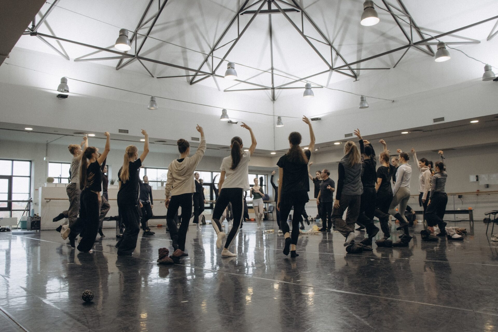 Skats no Latvijas Nacionālās operas un baleta dejas meistarklases // Foto – Marta Ozoliņa