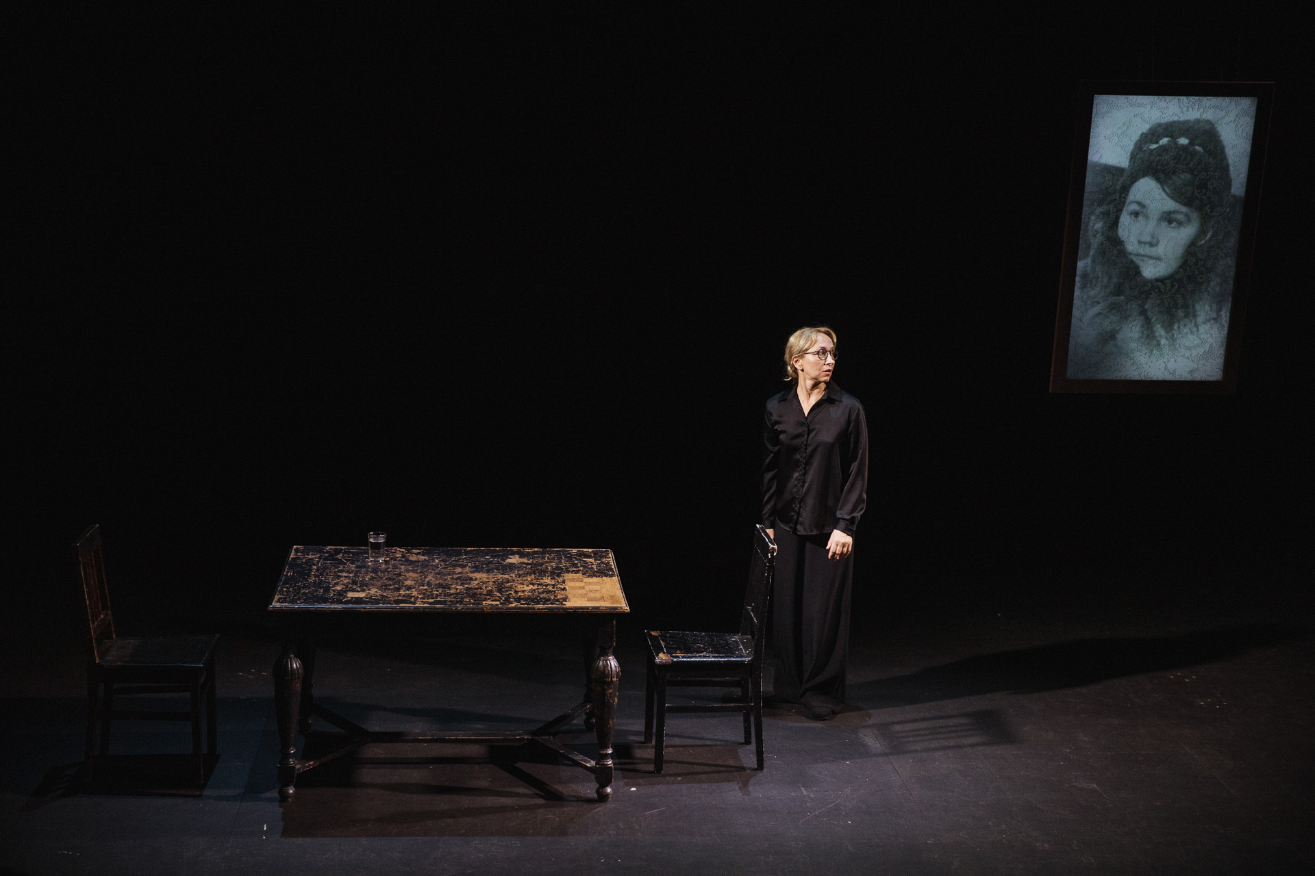 Ieva Puķe izrādē "Vai tu atceries, kā piedzima tava vecmāmiņa?" // Foto – Matīss Markovskis