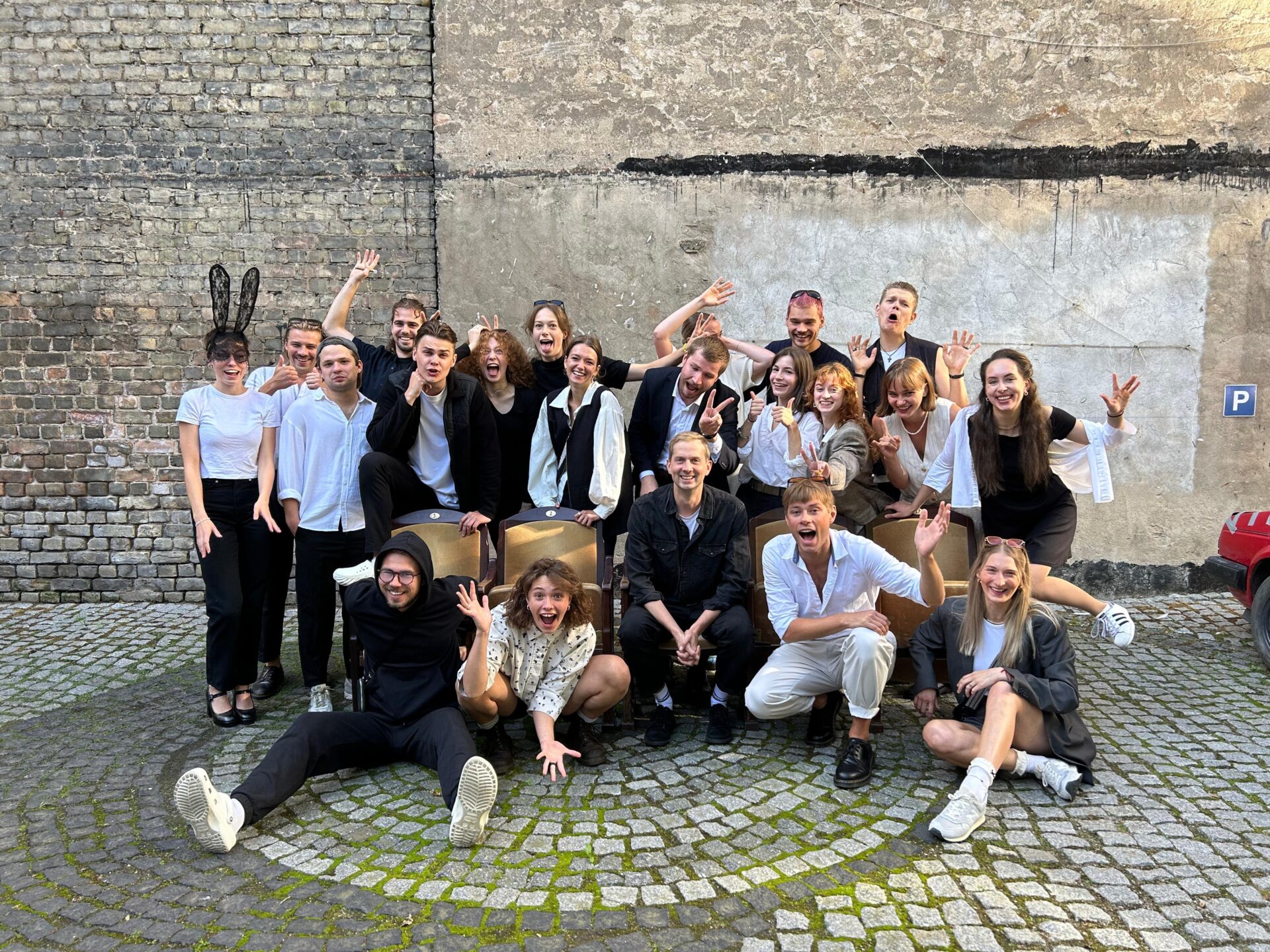 LKA Dramatiskā teātra aktiera mākslas studentu (Elmāra Seņkova vadītā kursa) kopbilde // Foto no personīgā arhīva