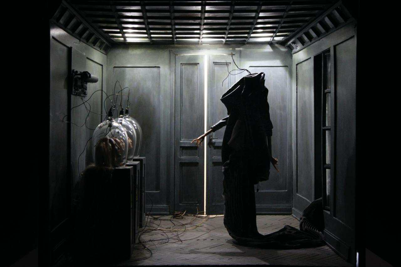 Skats no MAREUNROL'S leļļu instalācijas "Īrnieks" ("Tenant", 2011) // Publicitātes foto
