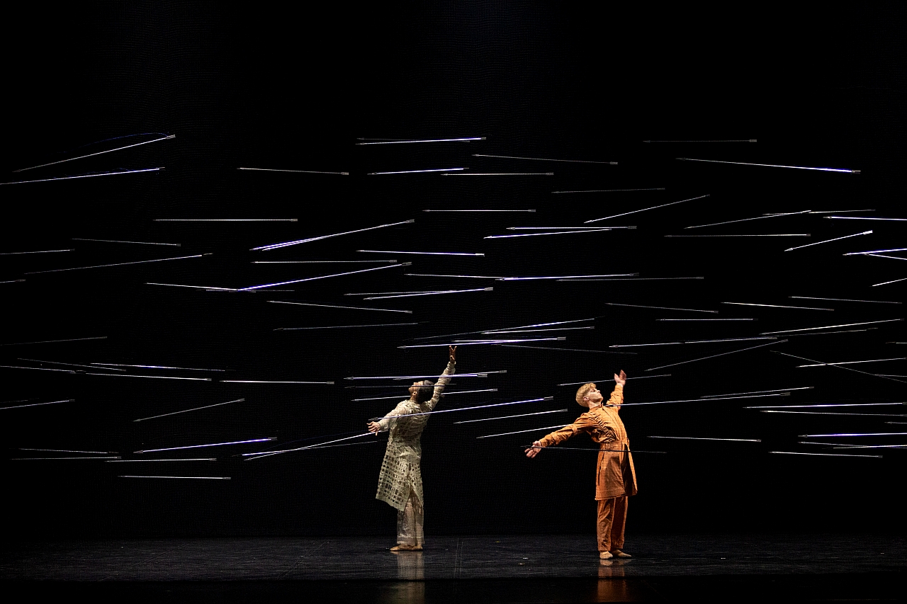 Skats no Latvijas Nacionālās operas un baleta izrādes "(Ne)stāsti man pasakas. Hamlets" (2019, horeogr. Antons Freimans, Elza Leimane, kostīmi un scenogrāfija MAREUNROL'S) // Foto – Agnese Zeltiņa