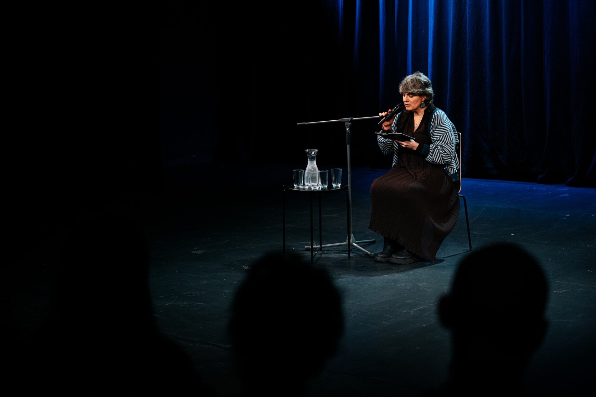 Rakstniece Inga Gaile DDT organizētajos dramaturģijas lasījumos "Sekss un Latvija" // Foto – Aivars Ivbulis