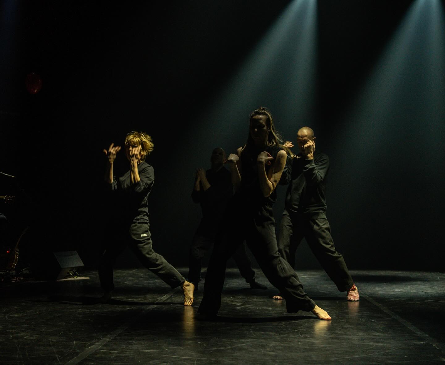 Skats no laikmetīgās dejas izrādes “#Piecērt8000” // Foto – Julia Zhitluhina