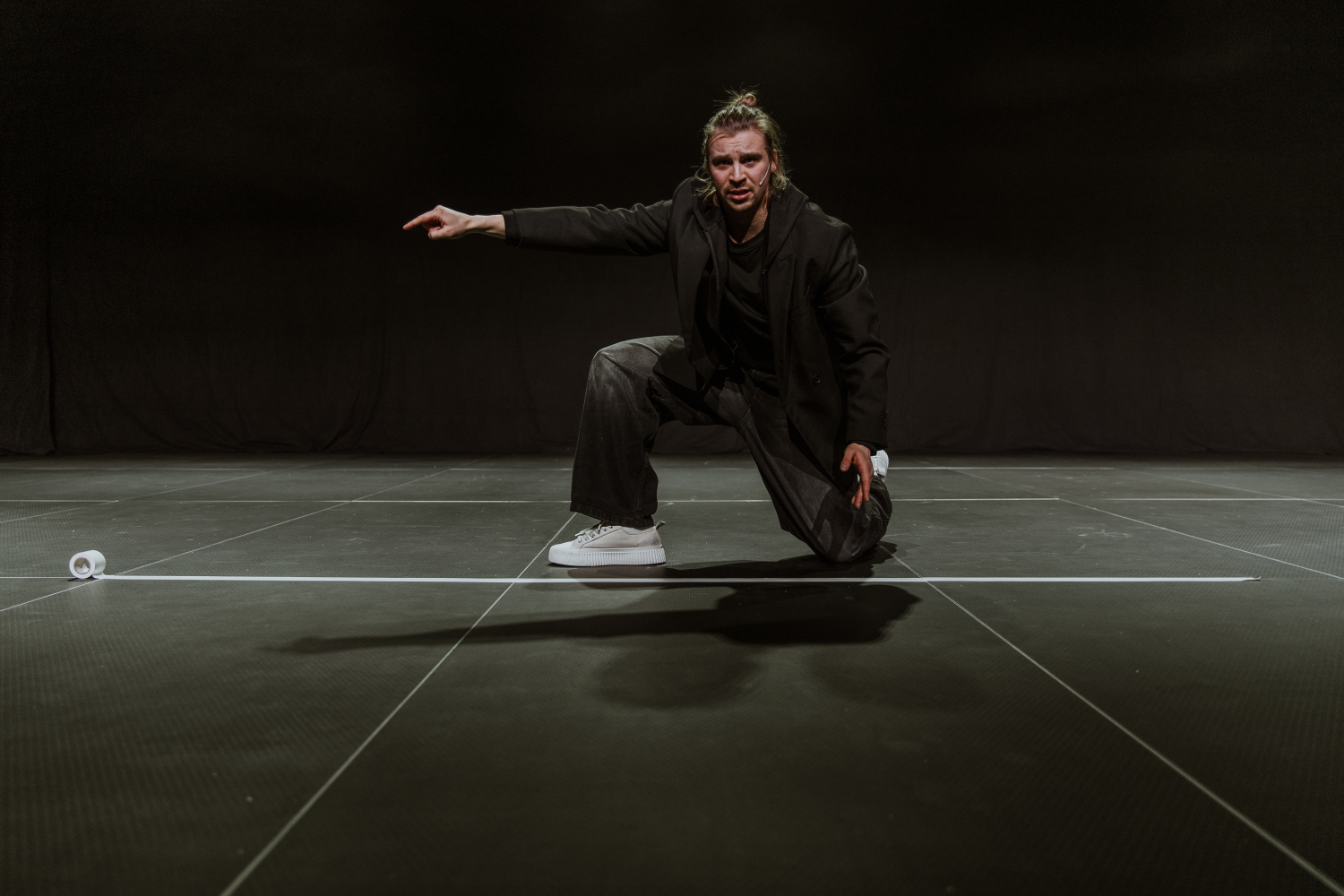 Kristaps Kristers Ozols izrādē "Sākums" // Foto – Matīss Markovskis