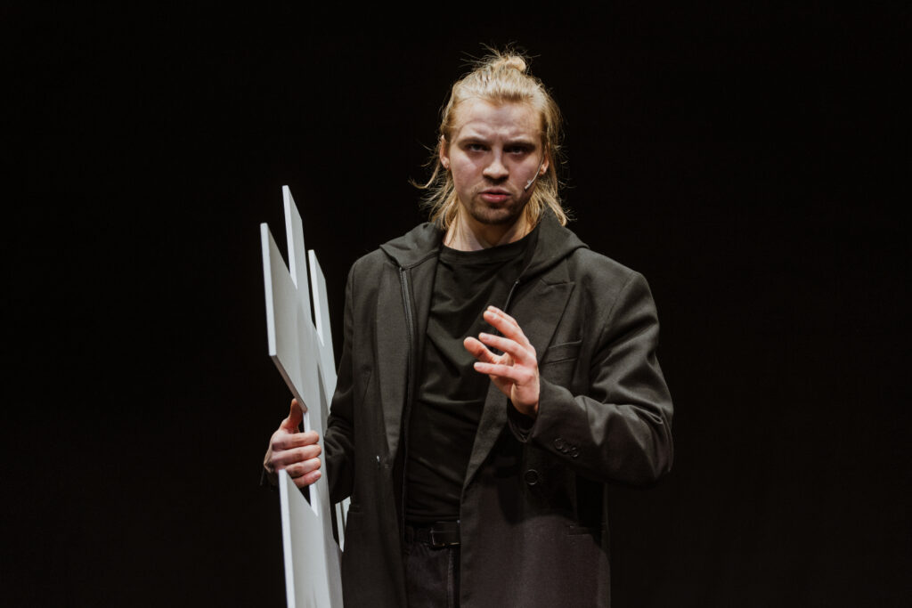 Kristaps Kristers Ozols izrādē "Sākums"