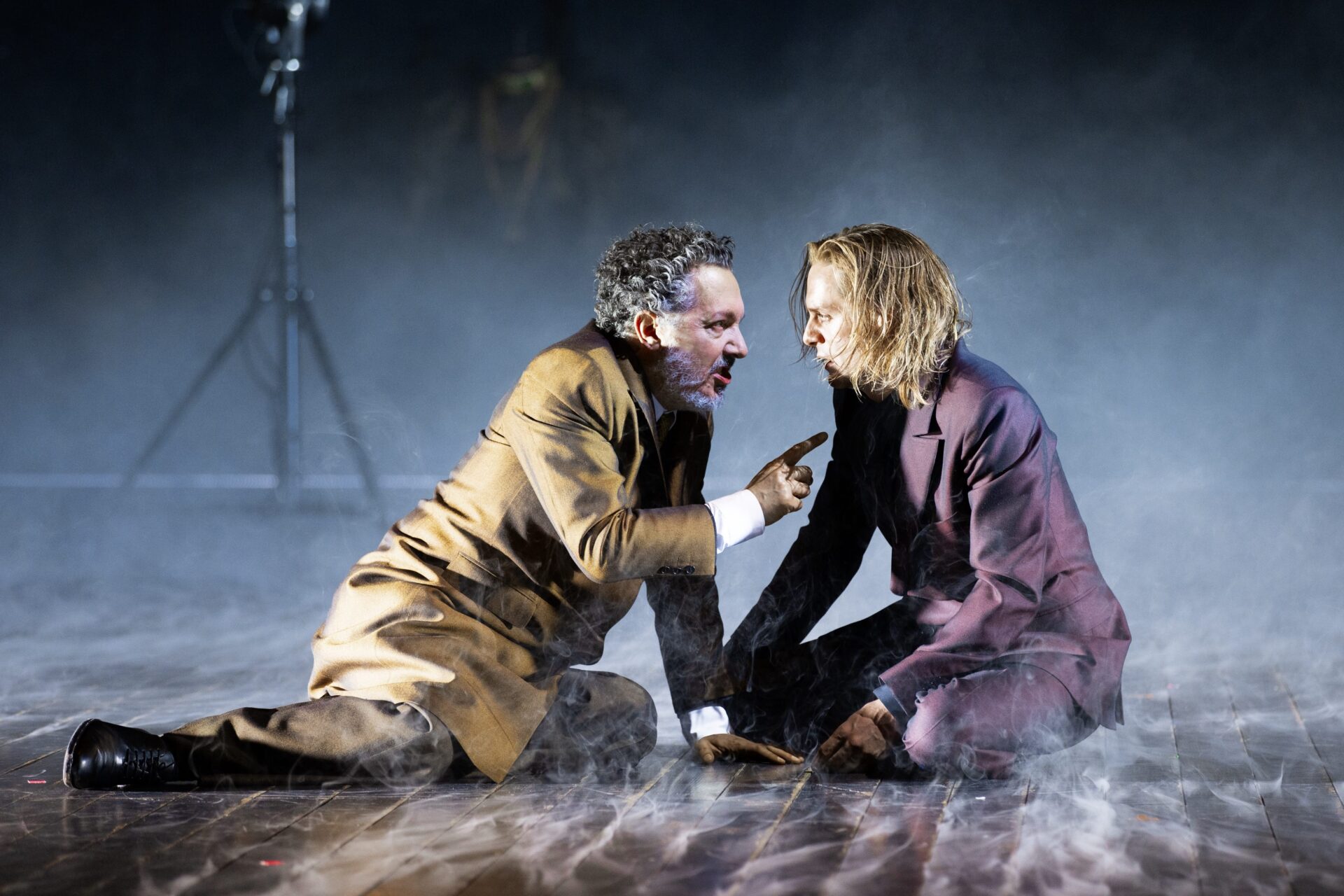 Tēva rēgs – Gijoms Galjēns, Hamlets – Kristofs Montenē // Foto – Jan Versweyveld