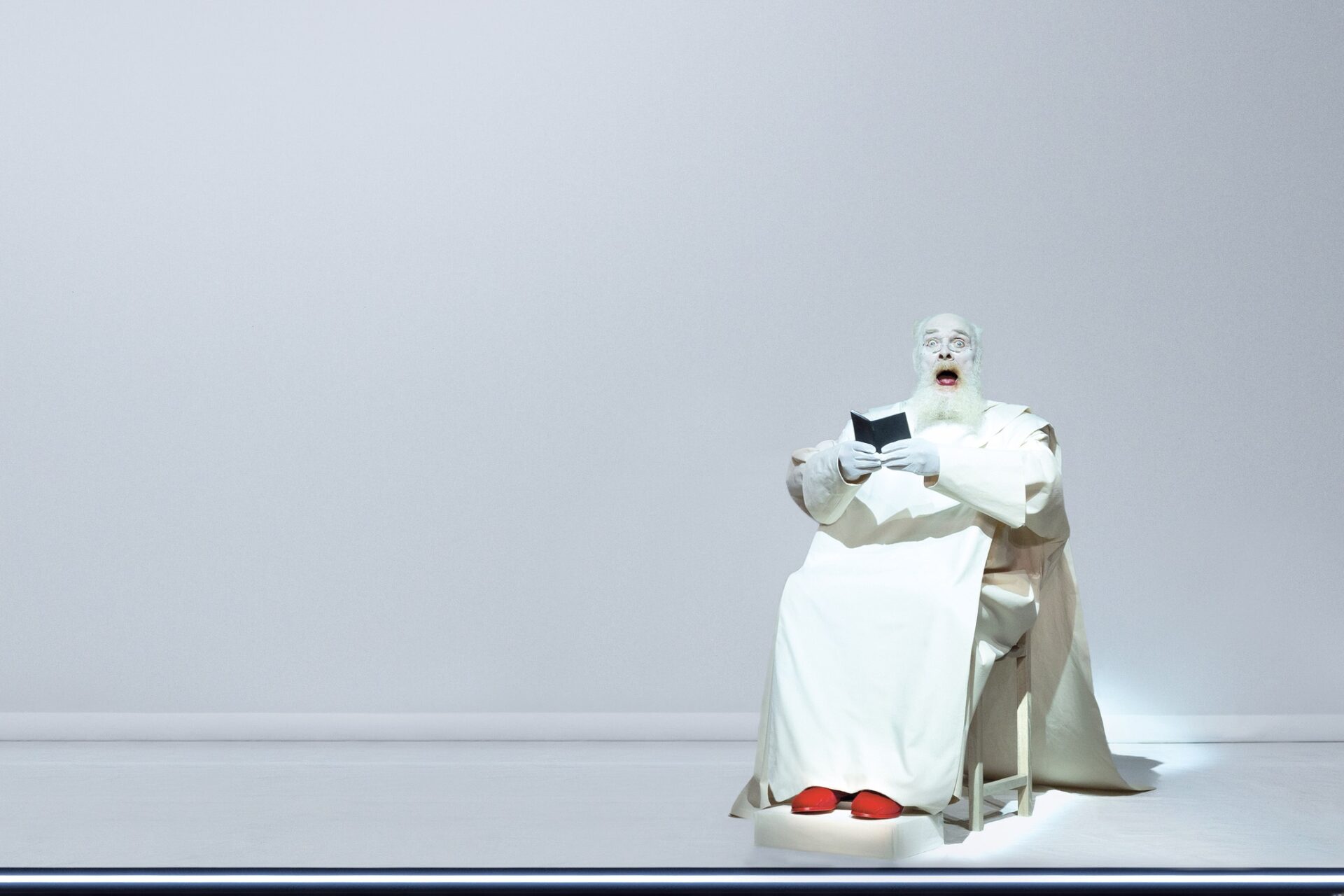 Skats no Roberta Vilsona izrādes "Septiņas vientulības" Nacionālajā Kauņas Drāmas teatrī // Foto – Lucy Jansch