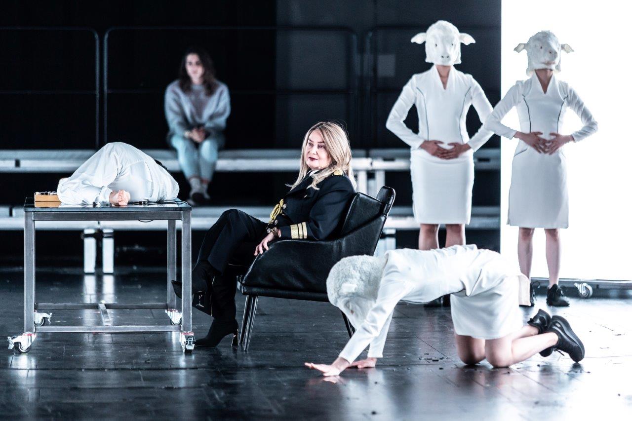 Skats no "Teatr Studio" izrādes "AlphaGo_Lee. Theory of Sacrifice" (rež. Natālija Korčakovska) // Publicitātes foto – Natalia Kabanow