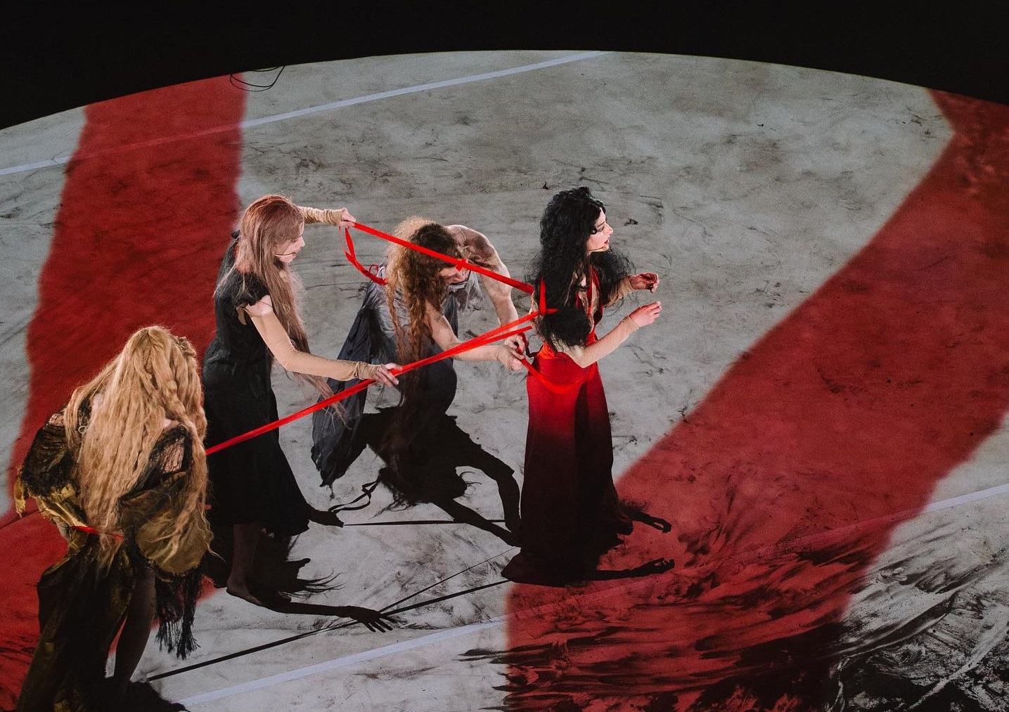 Skats no izrādes "Malleus Maleficarum. Jaunais līgums" Rīgas cirkā (2023, fonds "Initium", režisore Iveta Pole, Katrīna Neiburga, Agnese Krivade, Jette Loona Hermanis, Anika Barkana (Dānija), Lea Blau (Horvātija), Mārja Nūta (Igaunija), Martina Georgina (Malta), Irēna Grauda) // Foto – Egīls Arājs