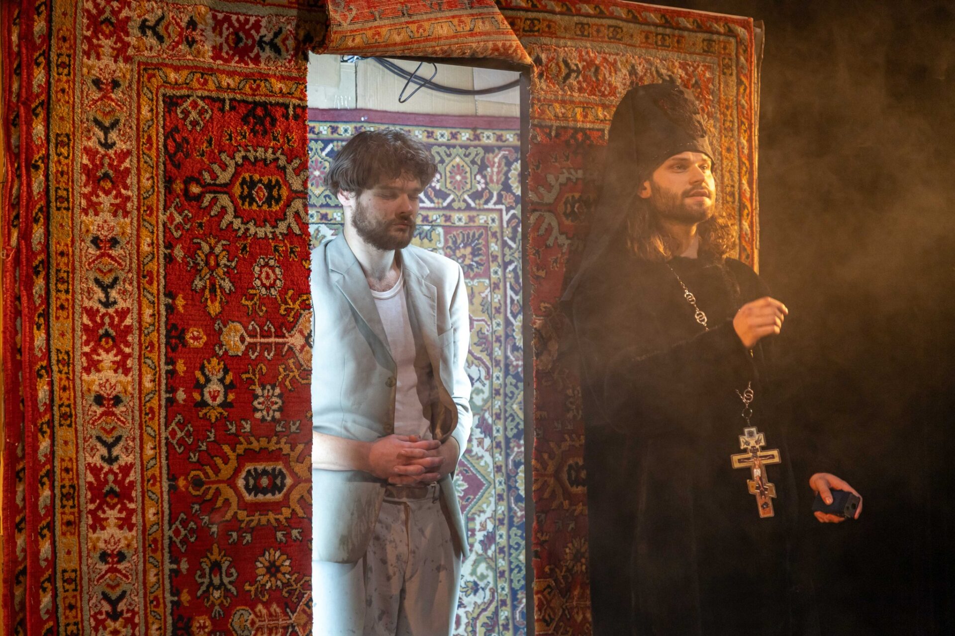 Skats no LKA Dramatiskā teātra aktiera mākslas studentu kursadarba izrādes "Pašnāvnieks" (rež. Toms Treinis) // Foto – Aija Melbārde