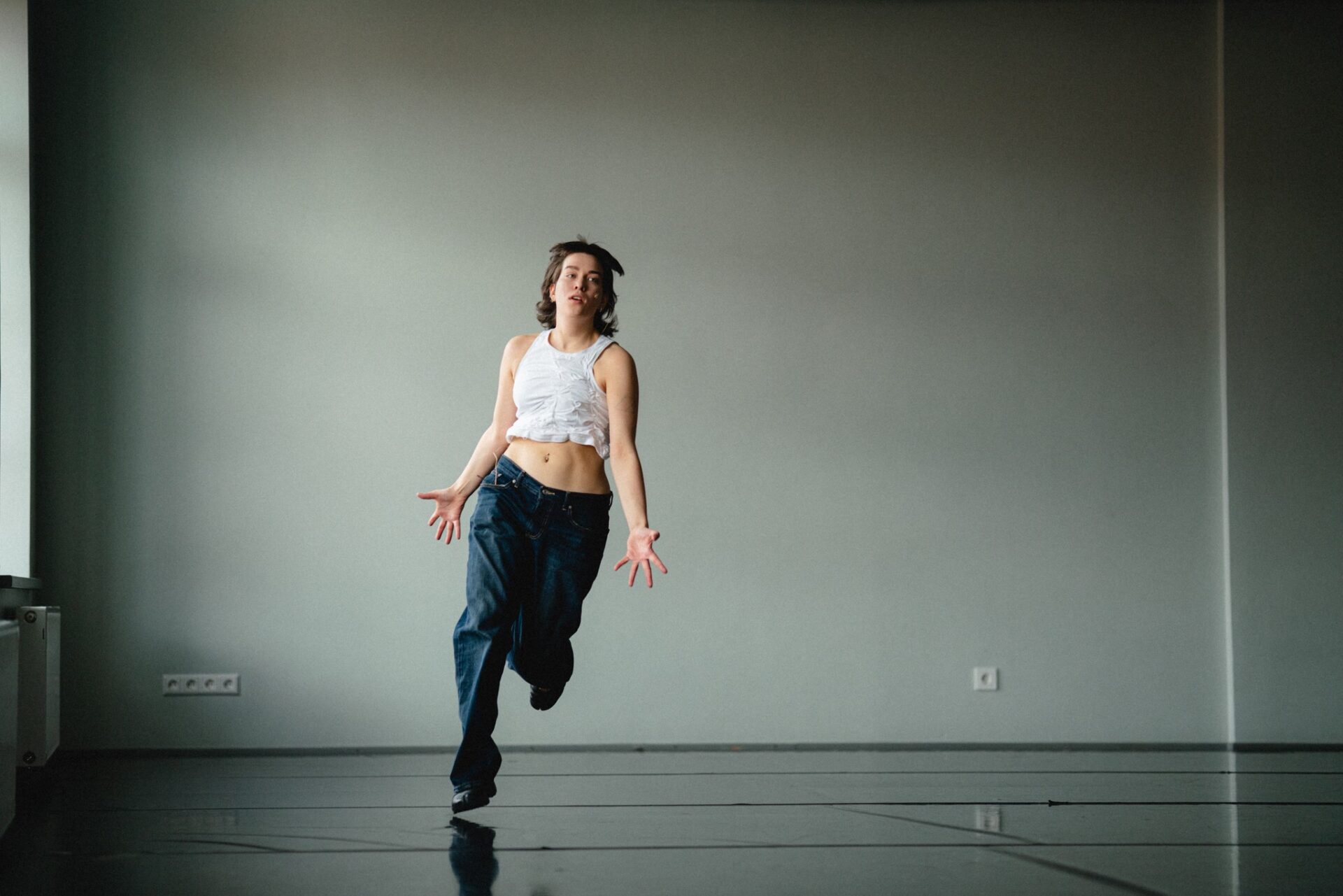 Skats no izrādes “10 veidi, kā dejot” (horeogr. Nele Tīdelepe) // Foto – Ieva Jūra