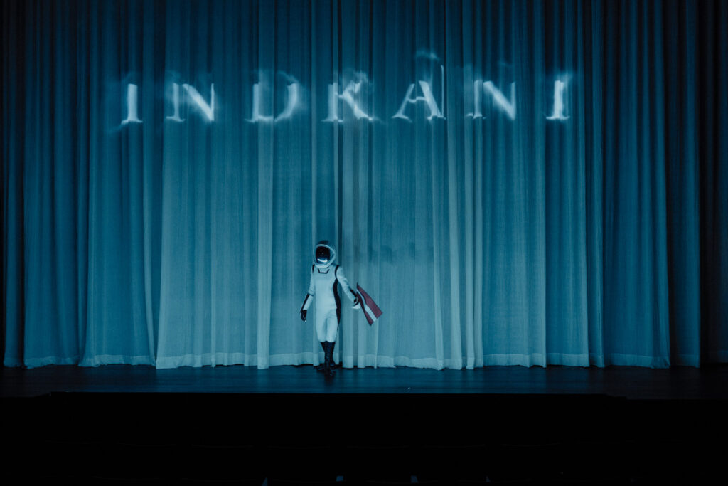 Skats no izrādes "Indrāni"