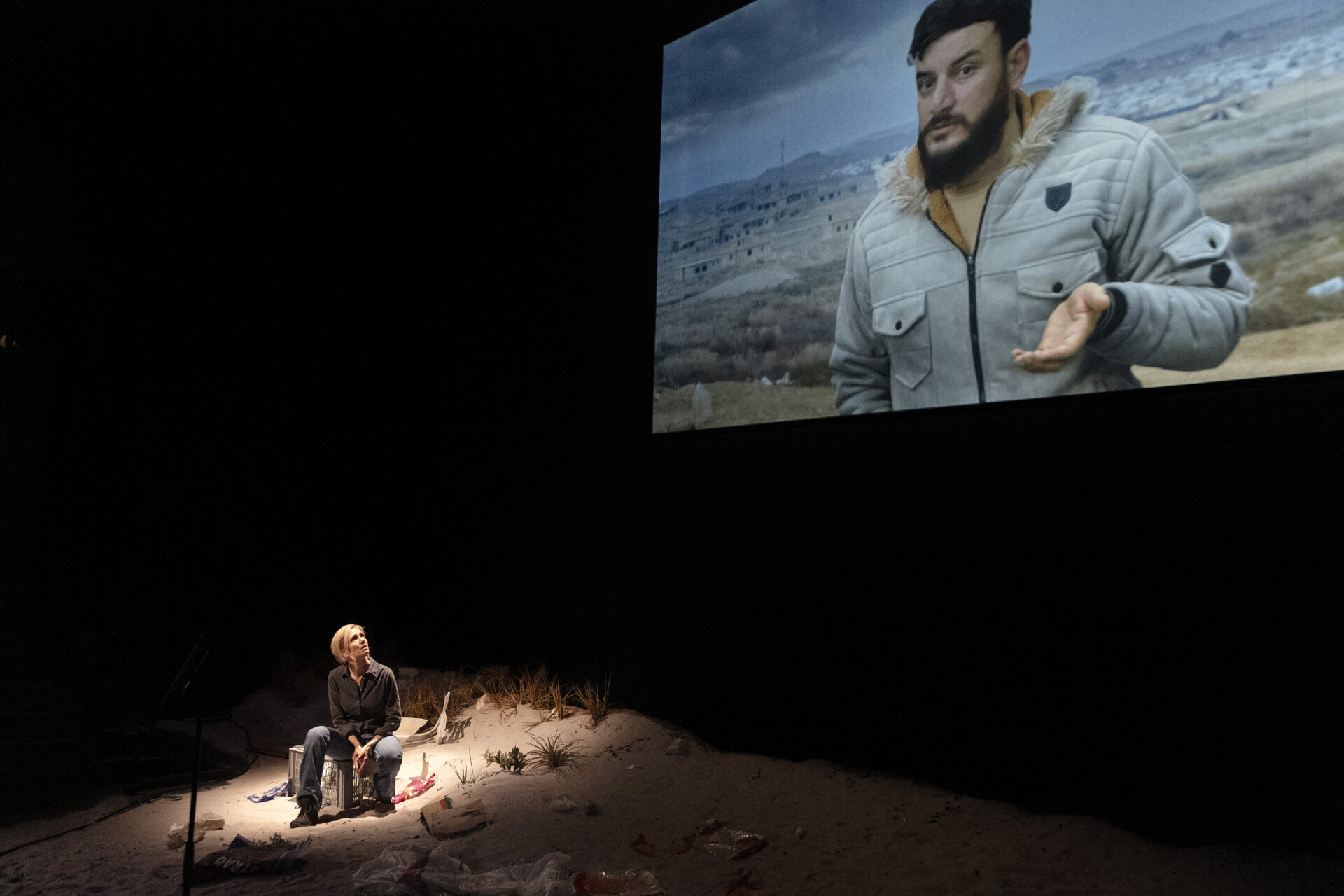 Skats no teātra Schaubühne izrādes “Die Seherin” (rež. Milo Rau, aktrise Ursina Lardi) // Foto – Armin Smailovic