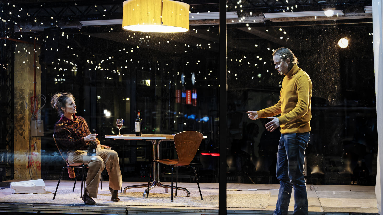 Skats no teātra Schaubühne am Lehniner Platz izrādes "Egal" (dram. un rež. Mariuss fon Maienburgs) // Foto – Gianmarco Bresadola