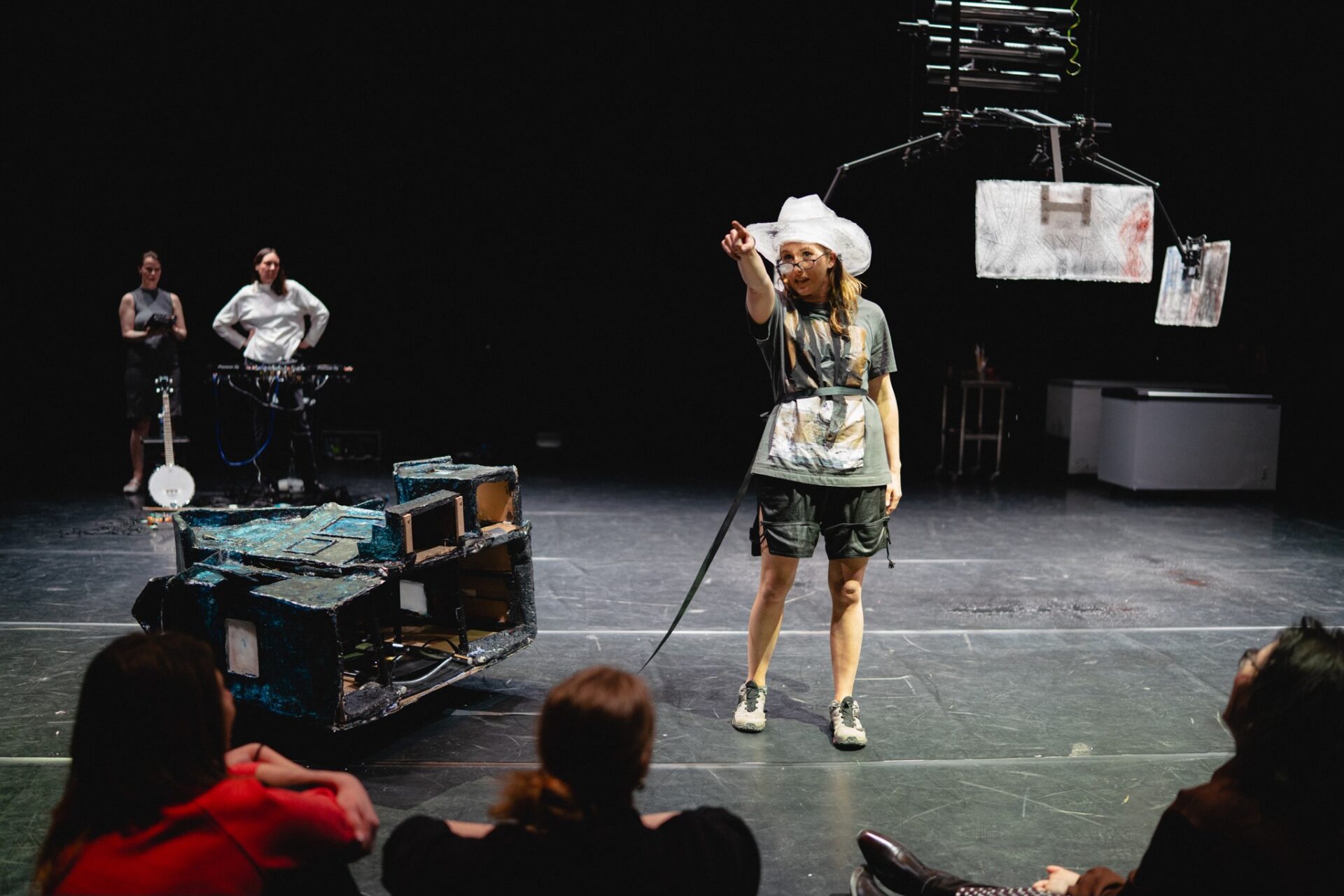Skats no performances “Ash, Horizon, Riding a House” (Neti Nīganena, Pire Sova, Mišels Kislings) // Foto – Ieva Jūra