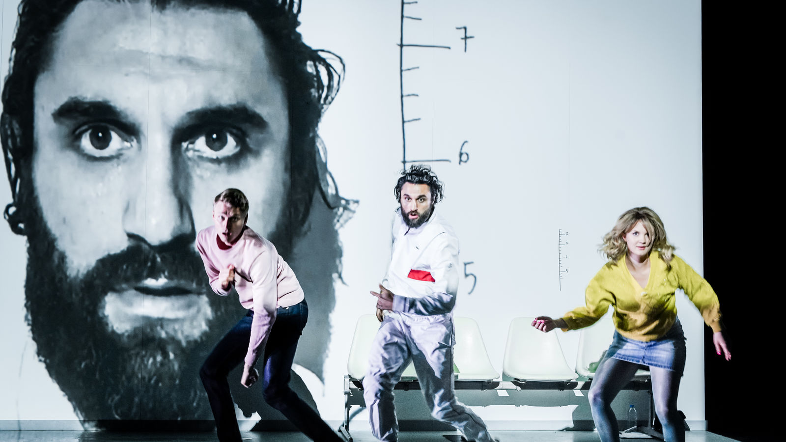Skats no Berlīnes teātra “Schaubühne” izrādes “Vardarbības vēsture” // Foto – Arno Declair