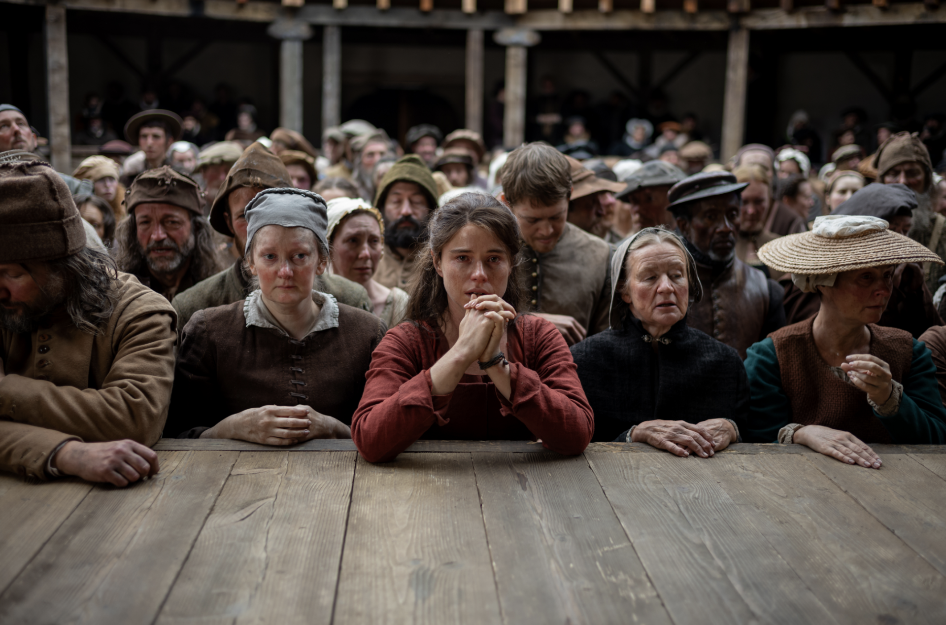 Aktrise Džesija Baklija (Agnese) filmas "Hamnets" ainā "Gloube" teātrī // Foto – Agata Grzybowska, Focus Features