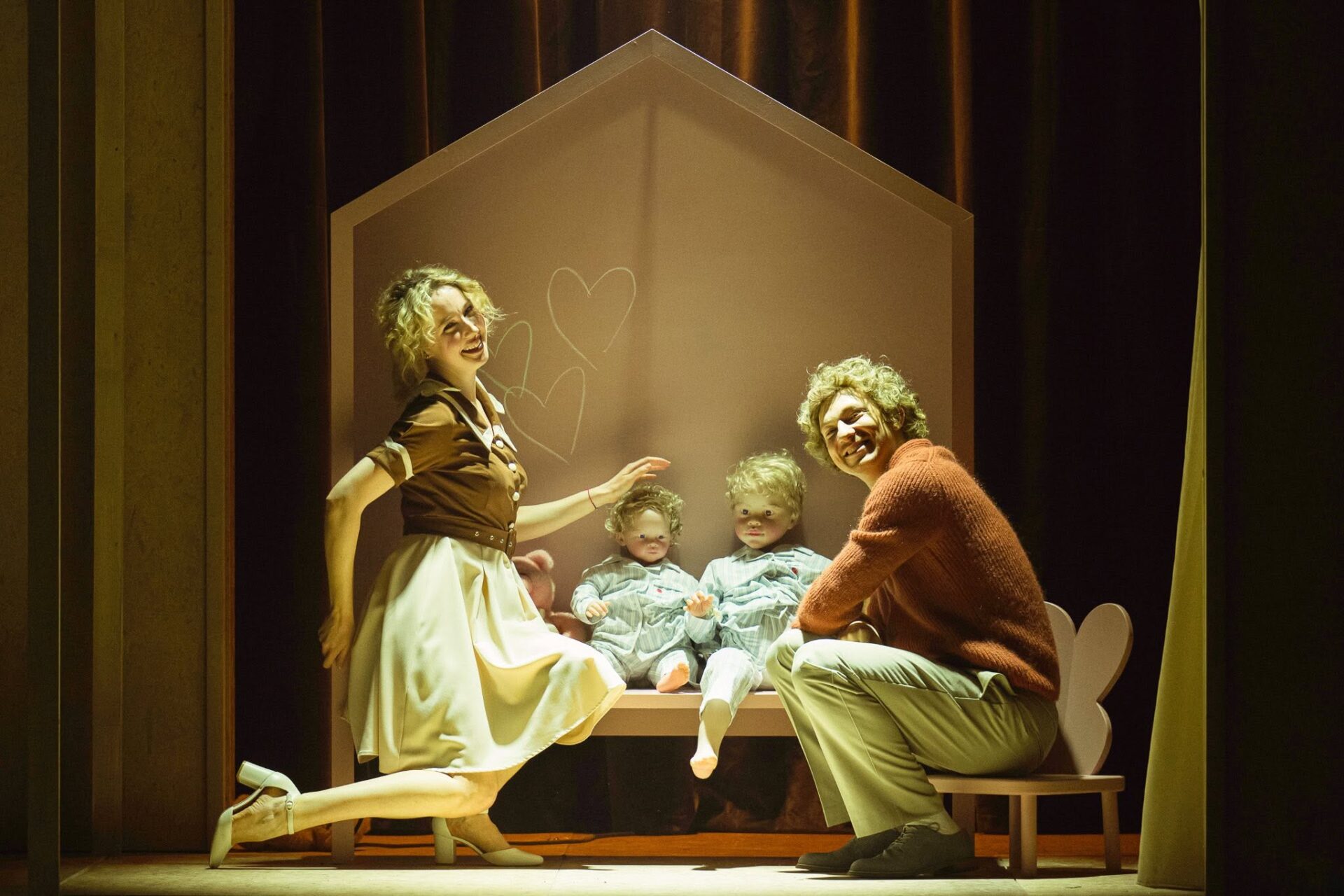 Viņa – Elīna Bartkeviča, Viņš – Konstantīns Nikuļins // Foto – Kristaps Kalns