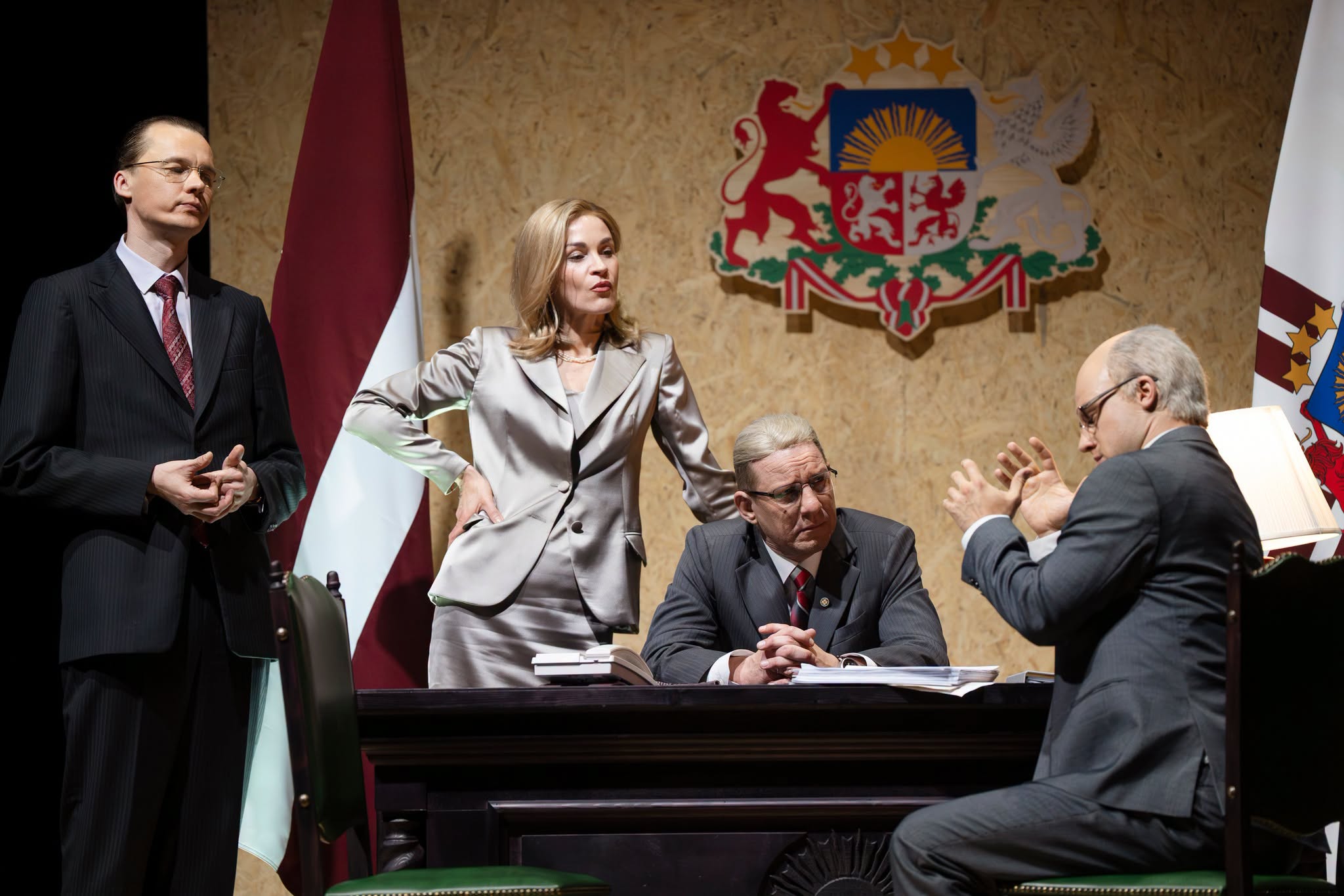 Kanclers – Mārtiņš Meiers, Sandra – Ilze Ķuzule-Skrastiņa, Valdis Zatlers – Artūrs Skrastiņš, Robis – Kaspars Dumburs // Foto – Marko Rass