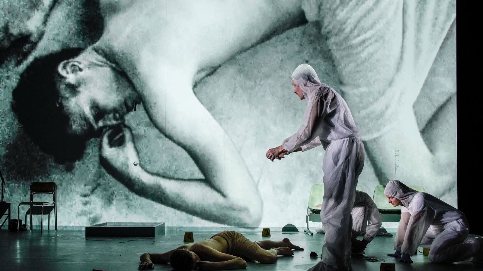 Skats no Berlīnes teātra “Schaubühne” izrādes “Vardarbības vēsture” // Foto – Arno Declair