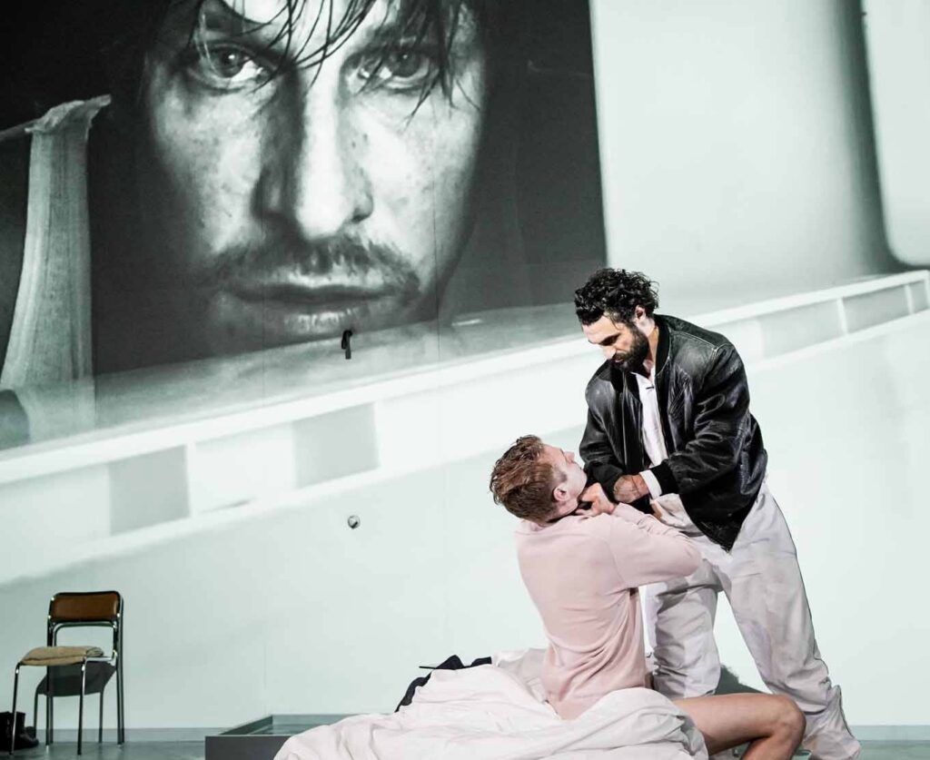 Skats no Berlīnes teātra “Schaubühne” izrādes “Vardarbības vēsture”